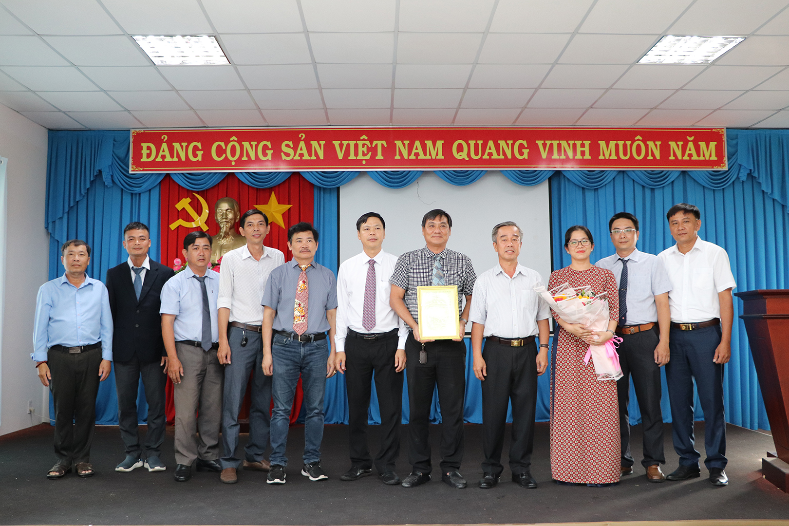 Ông Võ Hữu Hạnh, Phó Bí thư Thường trực Huyện ủy Long Điền và lãnh đạo thị trấn Long Hải chụp hình với Chi bộ Doanh nghiệp số 2 tại buổi lễ.
