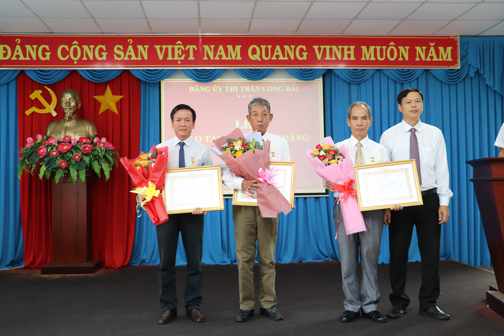 Ông Ngô Thanh Phúc, Bí thư Đảng ủy Thị trấn Long Hải trao Huy hiệu Đảng tới 3 đảng viên.