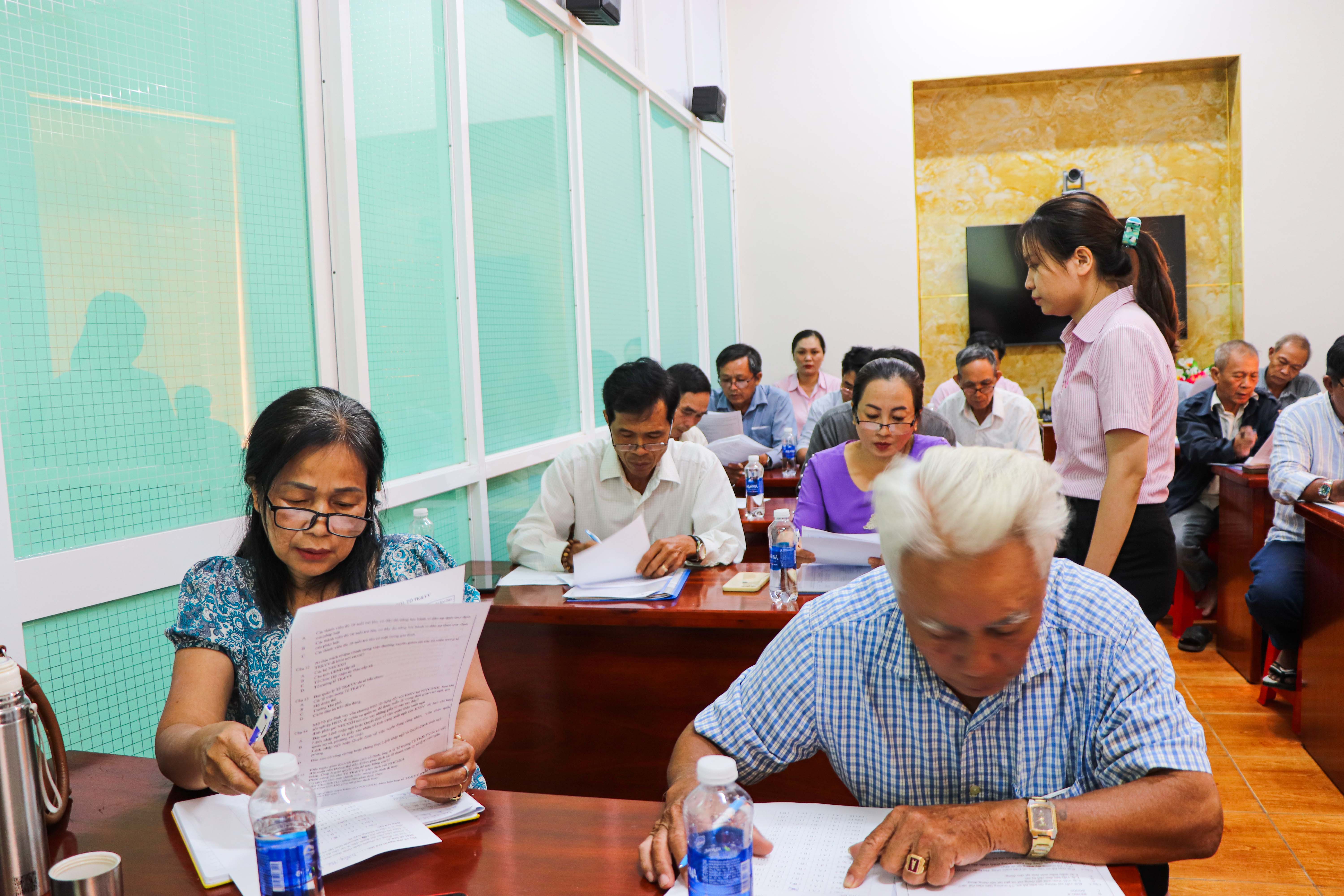 Các học viên làm bài kiểm tra về nghiệp vụ chính sách tín dụng.