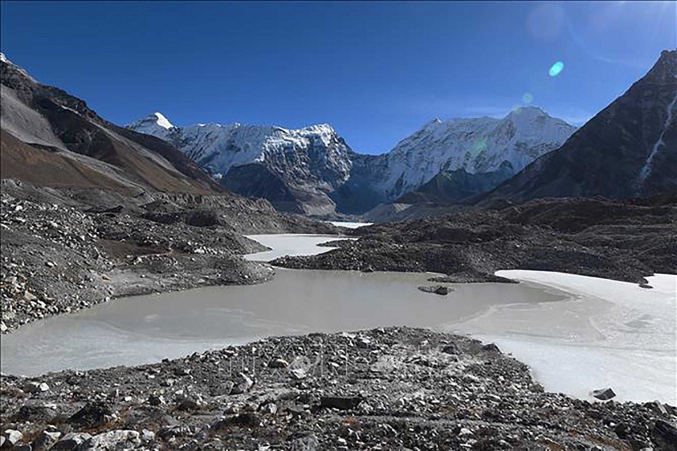 Hồ băng tan chảy từ đỉnh núi ở Solukhumbu, cách thủ đô Kathmandu của Nepal 140 km về phía đông bắc, ngày 22/11/2018. Ảnh tư liệu