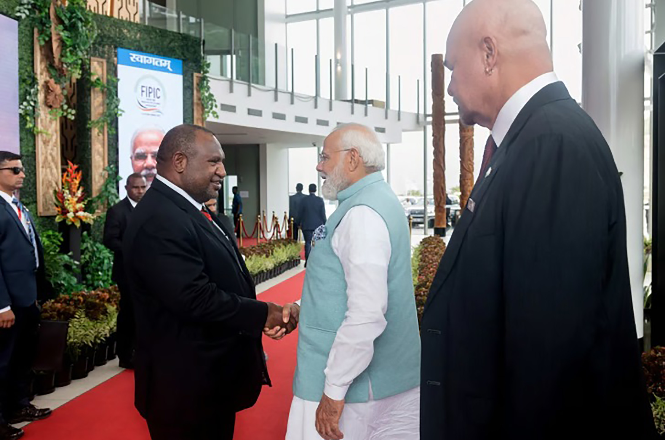 Thủ tướng Papua New Guinea James Marape (trái) tiếp Thủ tướng Ấn Độ Narendra Modi trong Diễn đàn Hợp tác Ấn Độ - Quần đảo Thái Bình Dương tại Port Moresby.