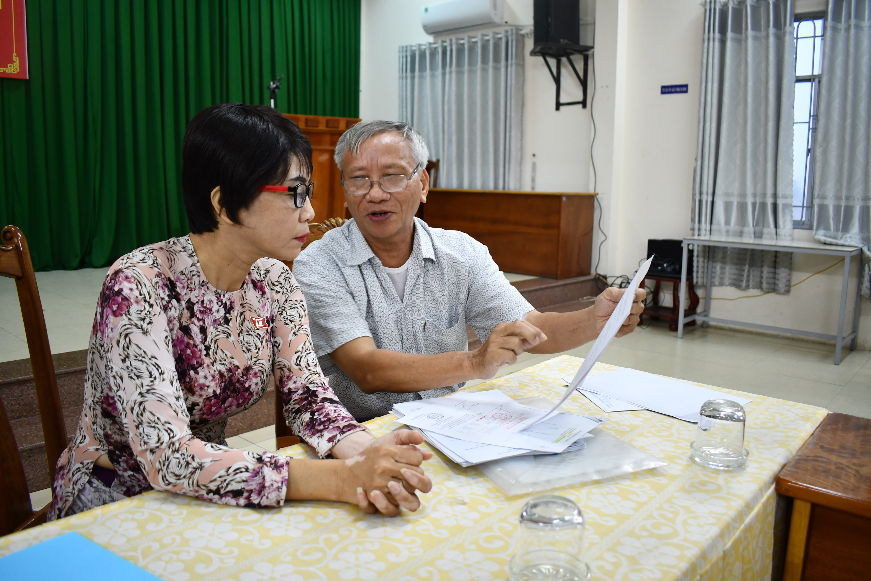 Bà Lê Thị Thanh Bình, Tổ trưởng Tổ đại biểu số 3 HĐND tỉnh lắng nghe kiến nghị của công dân ngay sau buổi tiếp công dân chiều 25/5.