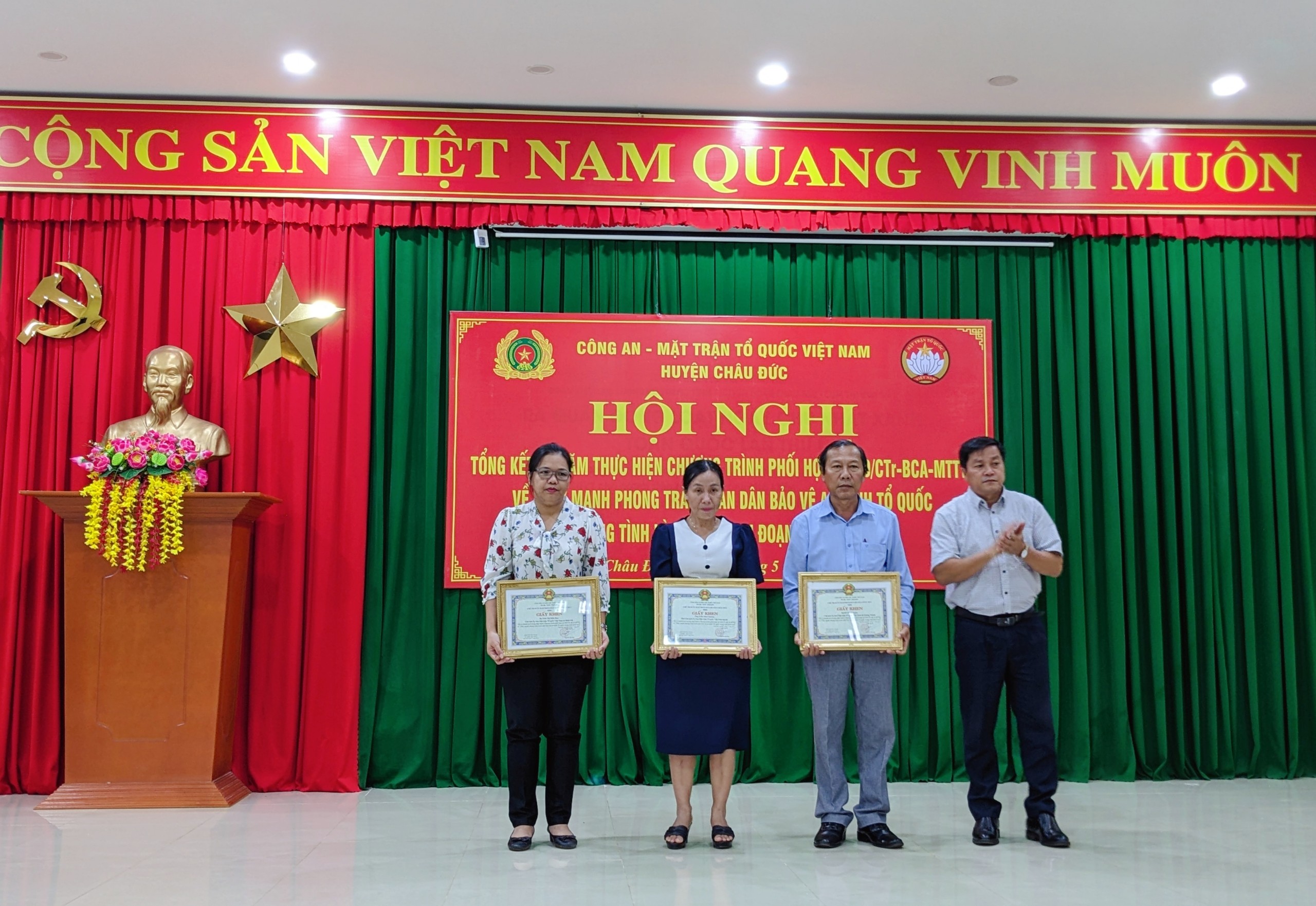 Ông Phạm Văn Quyền, Phó Chủ tịch UBND huyện Châu Đức tặng giấy khen cho các cá nhân đạt thành tích trong 10 năm thực hiện chương trình “Đẩy mạnh phong trào toàn dân bảo vệ an ninh Tổ quốc trong tình hình mới”.