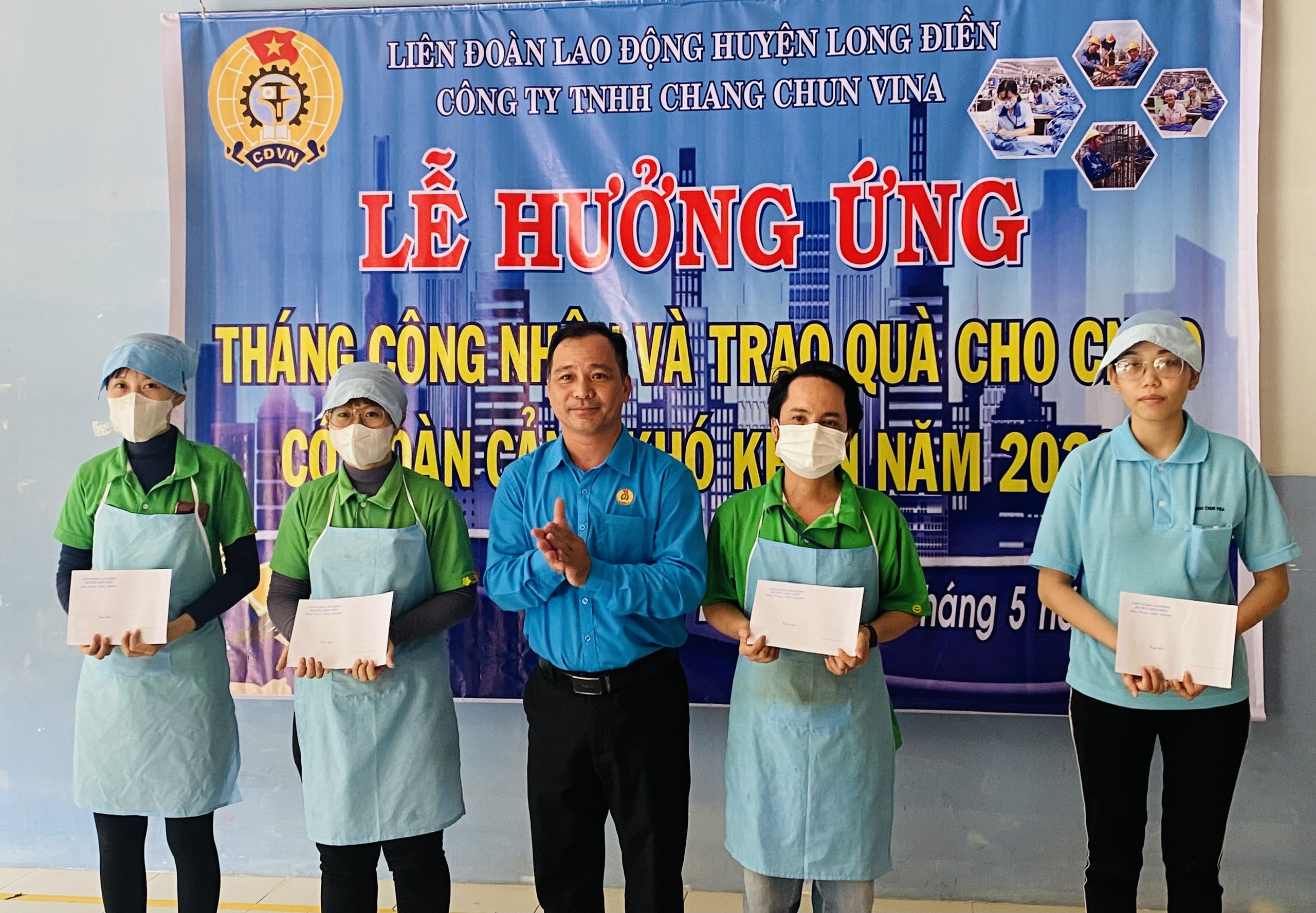 Ông Kiều Minh Sơn, Chủ tịch LĐLĐ huyện Long Điền trao quà cho công nhân của Công ty TNHH Chan Chun Vina.