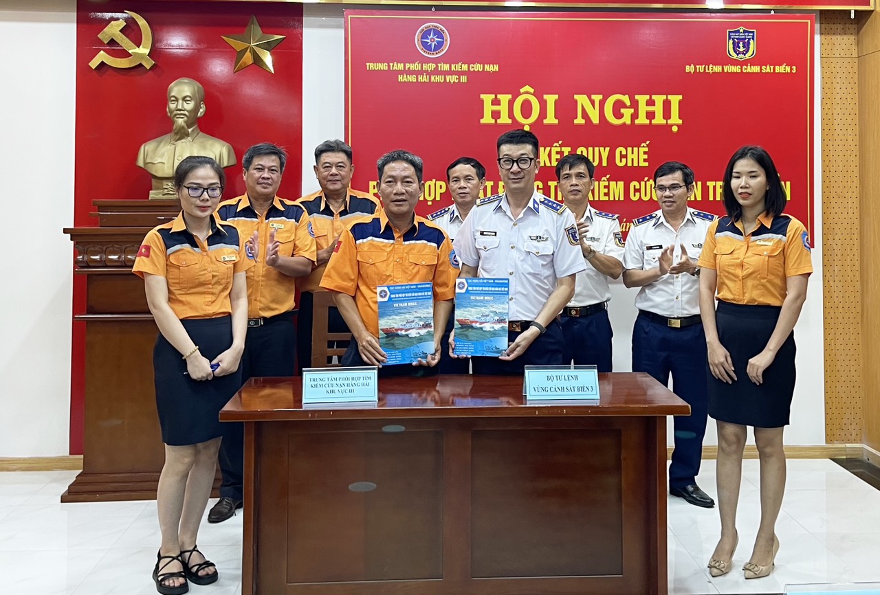 Đại diện Trung tâm Phối hợp tìm kiếm cứu nạn hàng hải khu vực III và Bộ Tư lệnh Vùng Cảnh sát biển 3 ký kết quy chế phối hợp tìm kiếm cứu nạn trên biển.