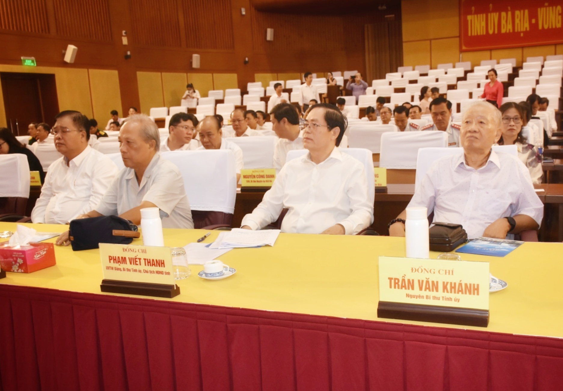 Ông Phạm Viết Thanh, Ủy viên Trung ương Đảng, Bí thư Tỉnh ủy, Chủ tịch HĐND tỉnh; ông Nguyễn Tuấn Minh, nguyên Ủy viên Trung ương Đảng, nguyên Bí thư Tỉnh ủy và các đại biểu tham dự tại điểm cầu chính – Trung tâm Hành chính – Chính trị tỉnh.