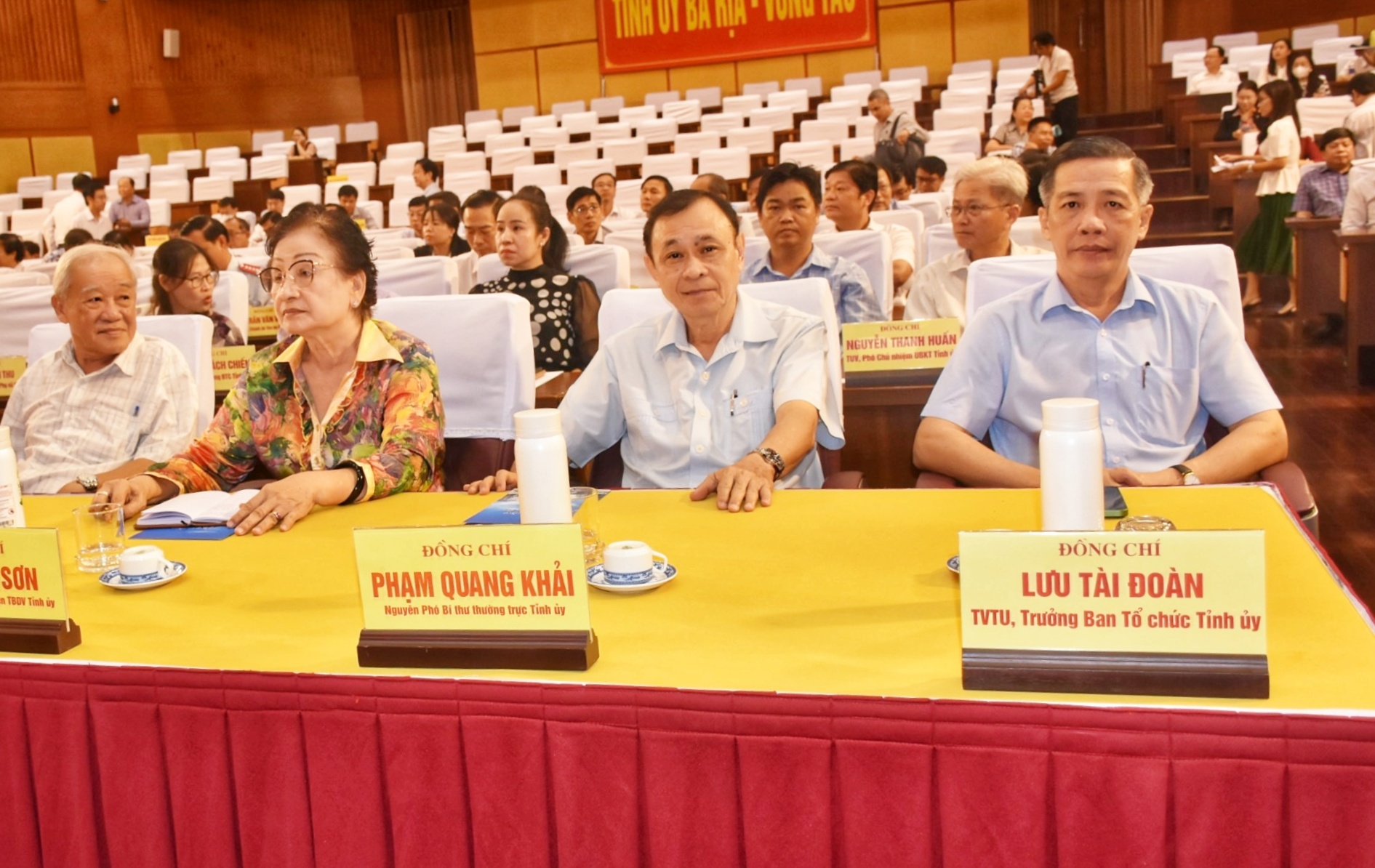 Các vị lãnh đạo tỉnh, nguyên lãnh đạo tỉnh tham dự tại điểm cầu chính – Trung tâm Hành chính – Chính trị tỉnh.