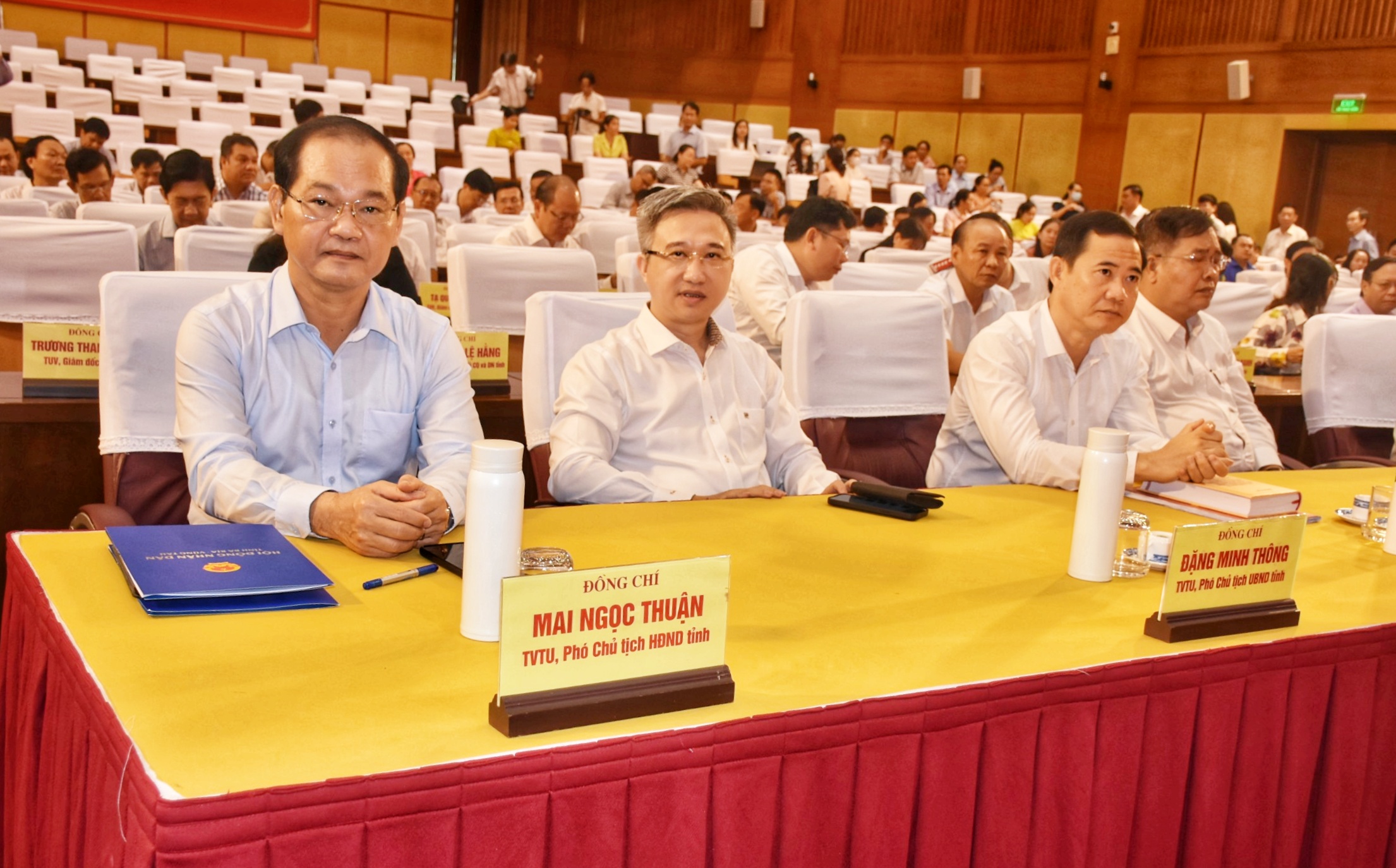 Ông Mai Ngọc Thuận, Ủy viên Ban Thường vụ Tỉnh ủy, Phó Chủ ịch HĐND tỉnh và các đại biểu tham dự tại điểm cầu chính – Trung tâm Hành chính – Chính trị tỉnh.