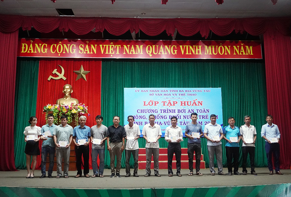 ThS. Võ Văn Dũng, Phó Chủ tịch Liên đoàn Thể thao dưới nước tỉnh Bình Dương, giảng viên của khóa tập huấn trao giấy Chứng nhận cho các học viên.