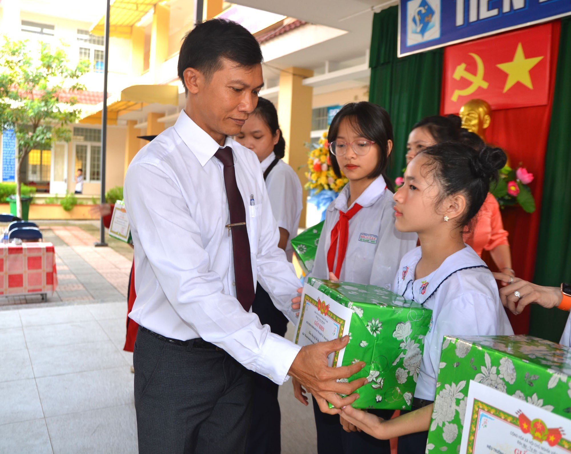 Thầy Mai Hữu Nghĩa, Hiệu Trưởng Trường Nuôi dạy trẻ khuyết tật tỉnh tặng quà và giấy khen thưởng cho đại diện tập thể lớp học.