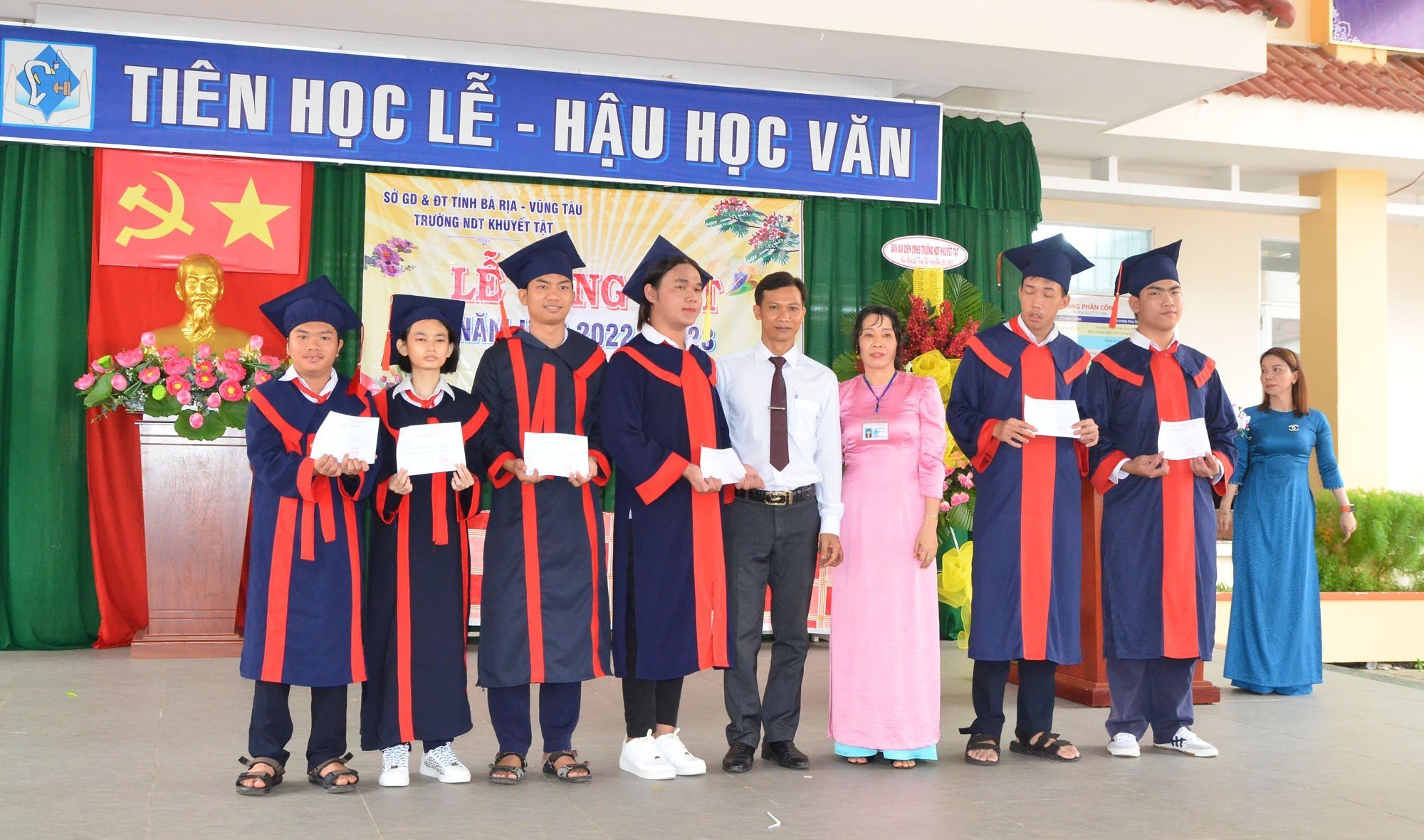 Lãnh đạo Trường Nuôi dạy trẻ khuyết tật tỉnh trao giấy chứng nhận tốt nghiệp THCS tạm thời cho 6 học sinh của trường.