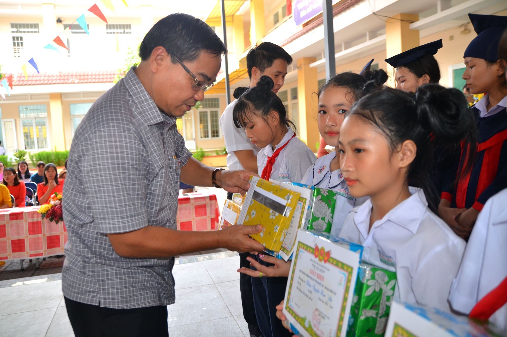 Ông Nguyễn Ngọc Thạch, Phó Bí thư Chi bộ Văn phòng Sở GT-VT tặng quà động viên tinh thần các học sinh.