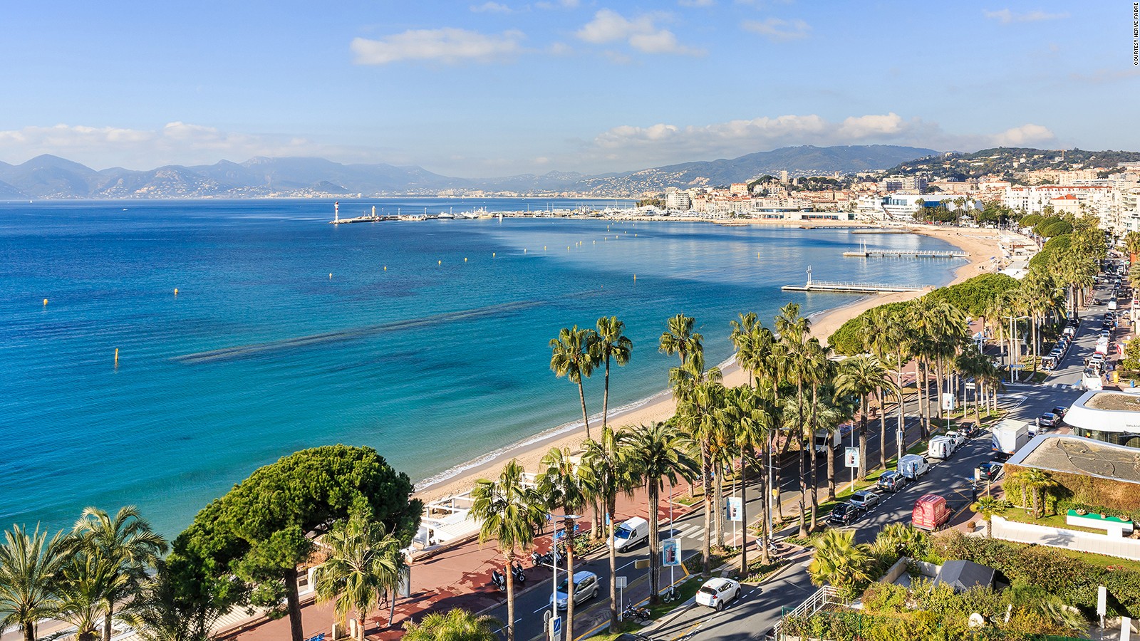 Biển xanh và những bãi cát trắng mịn chạy dài là tiền đề để Cannes trở thành trung tâm nghỉ dưỡng hàng đầu bên bờ Địa Trung Hải.