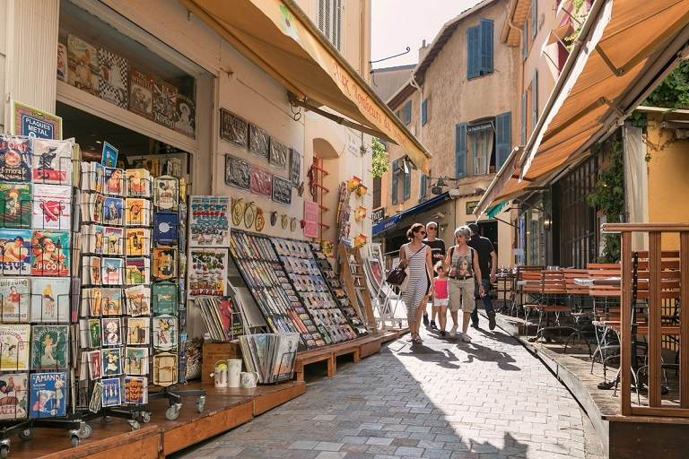 Những dãy phố xinh xắn trong thành phố Cannes xa hoa.