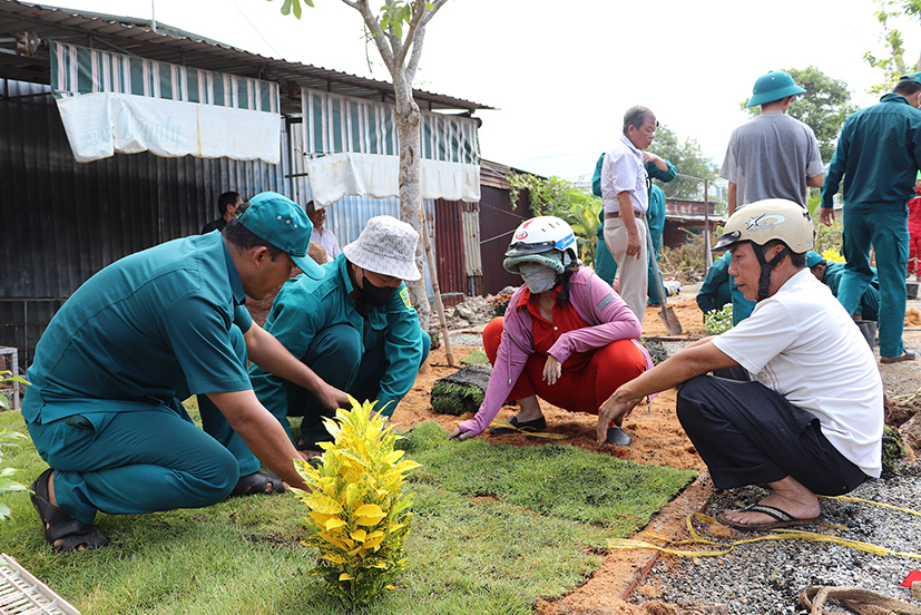 Đảng viên, LLVT, người dân KP.Hải Bình ra quân thực hiện công trình biến bãi rác thành tiểu công viên.
