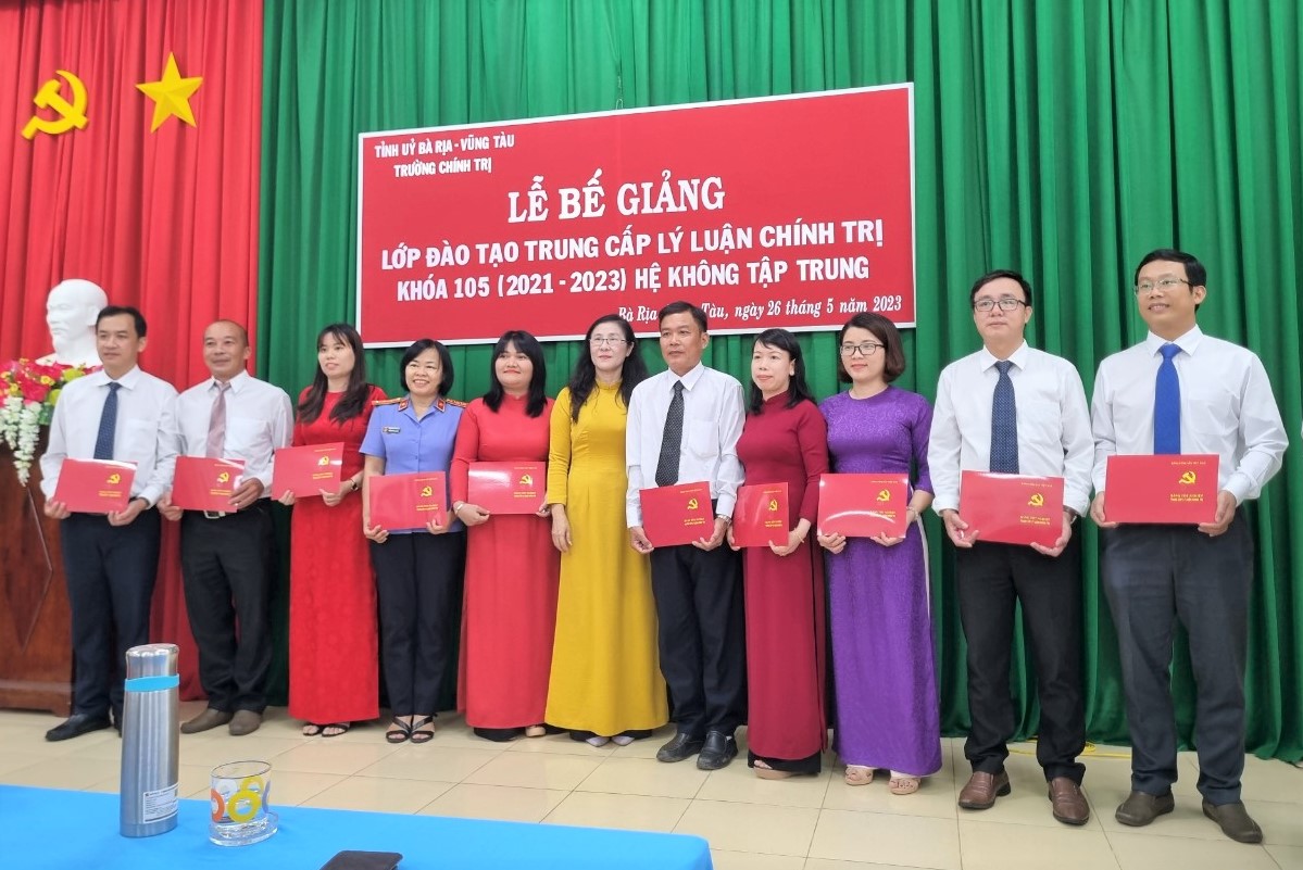 Thạc sĩ Ngô Thị Liên, Hiệu trưởng Trường Chính trị tỉnh trao bằng tốt nghiệp cho các học viên.