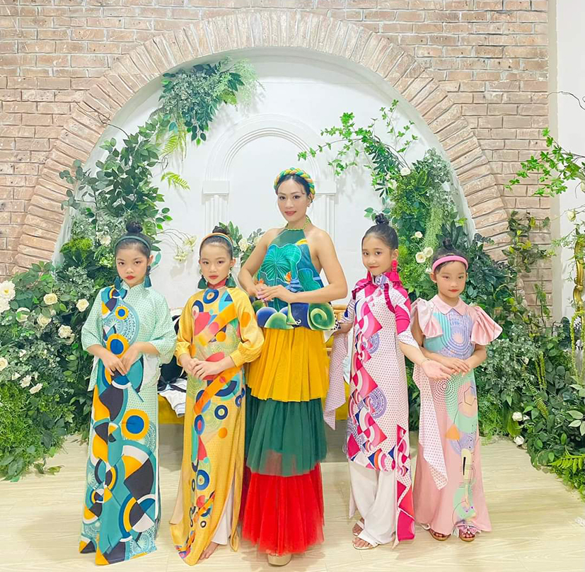 Cô Trần Thị Thủy cùng các học trò tập luyện đi mẫu nhí.
