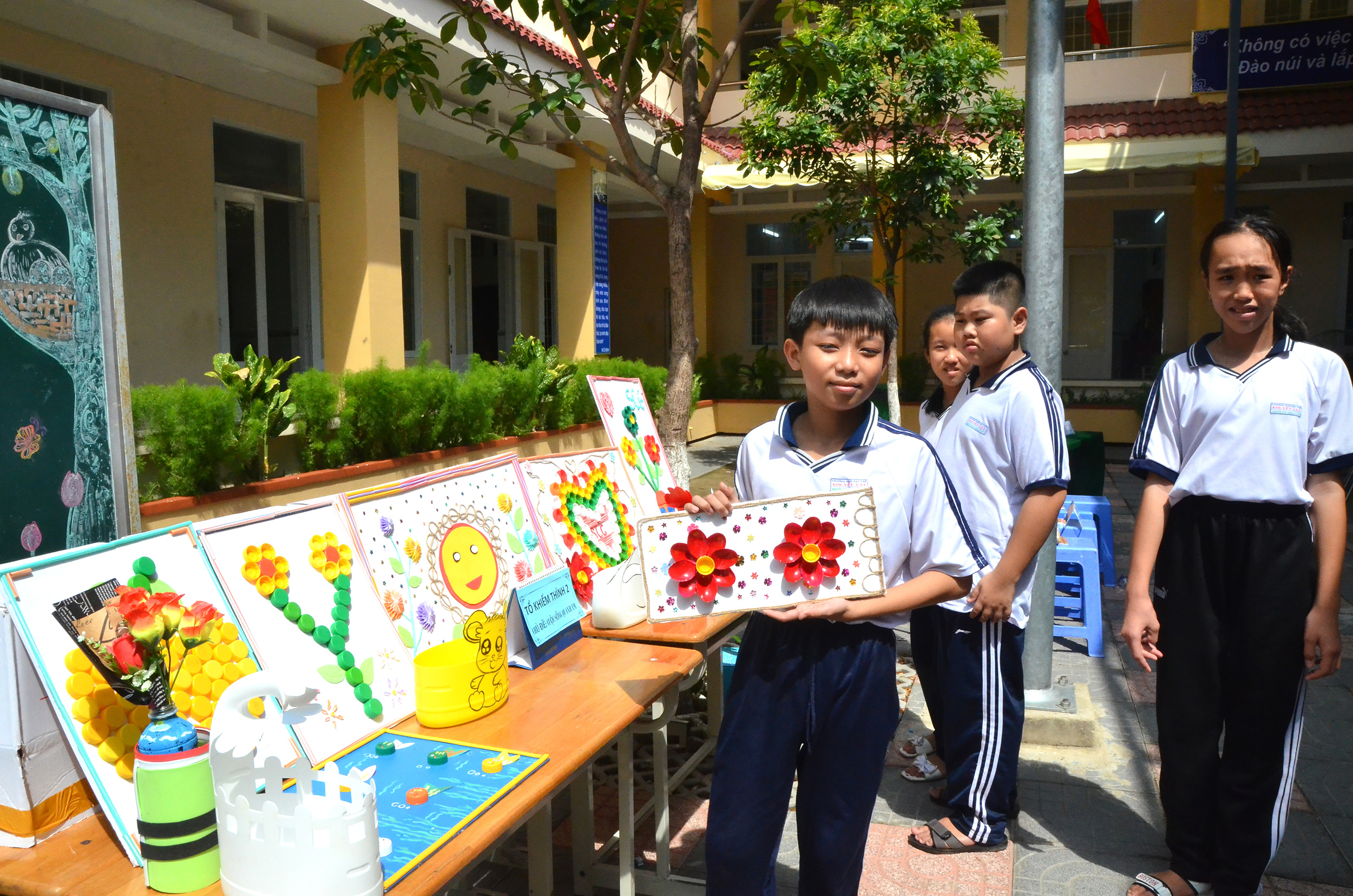 Học sinh Trường Nuôi dạy trẻ khuyết tật tỉnh với những bức tranh làm từ vỏ chai nhựa, sò, ốc...