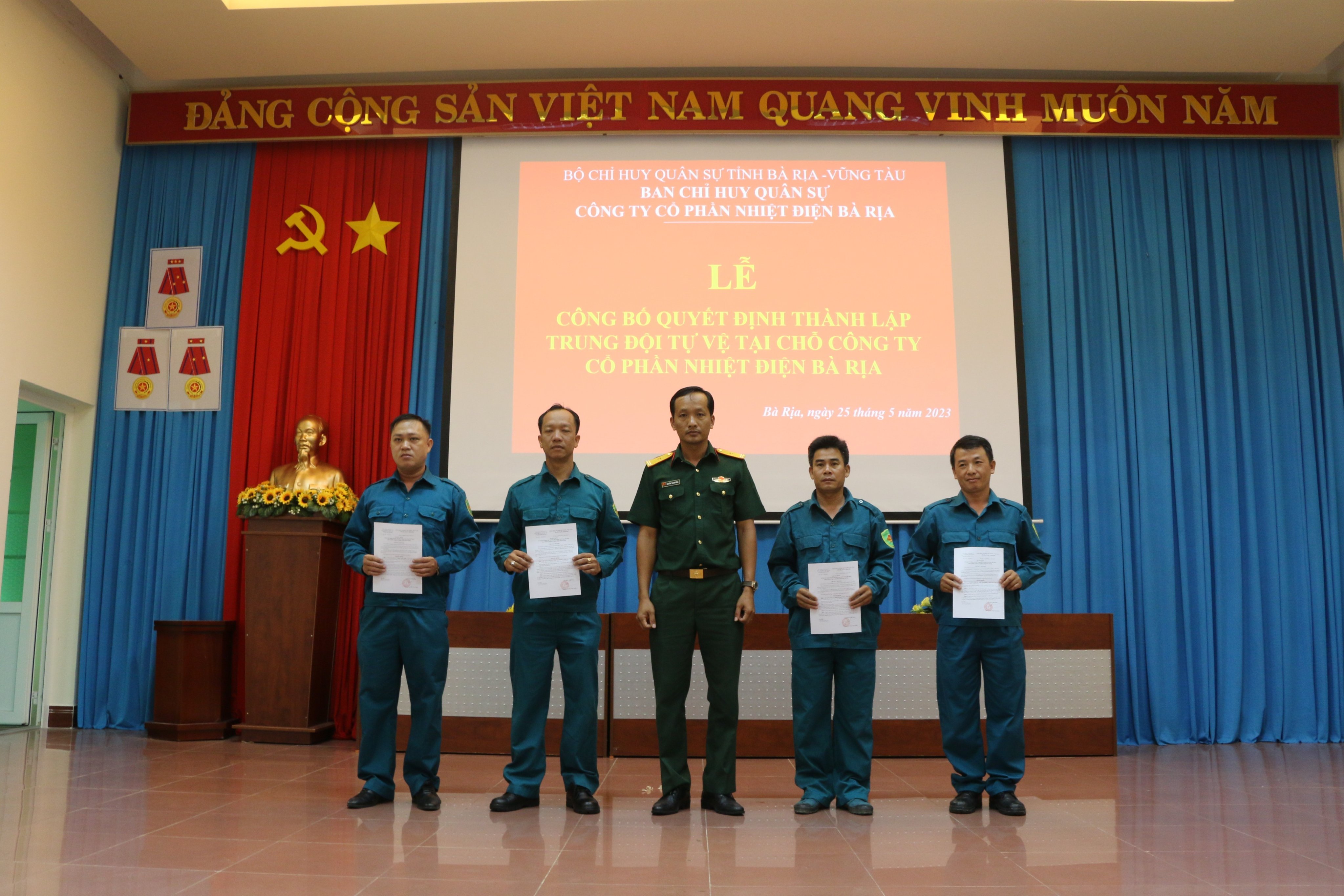 Thiếu tá Nguyễn Thanh Hồng, Phó Tham mưu Trưởng, Ban CHQS TP Bà Rịa trao các quyết định bổ nhiệm cán bộ trung đội tự vệ và các tiểu đội trưởng.