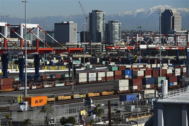 Xe tải vận chuyển container tại cảng hàng hóa Long Beach ở California (Mỹ).