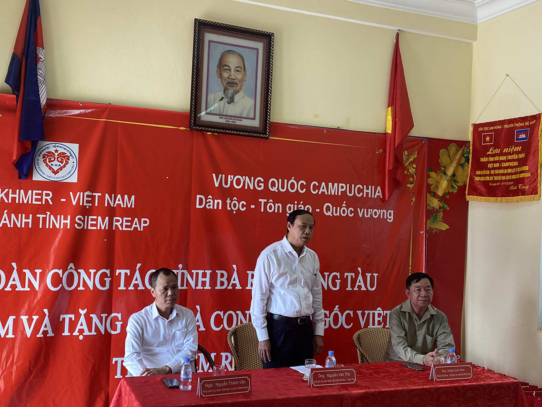Ông Nguyễn Văn Thọ, Chủ tịch UBND tỉnh phát biểu trong chuyến thăm, tặng quà Hội Khmer Việt Nam chi nhánh tỉnh Siêm Riệp. 