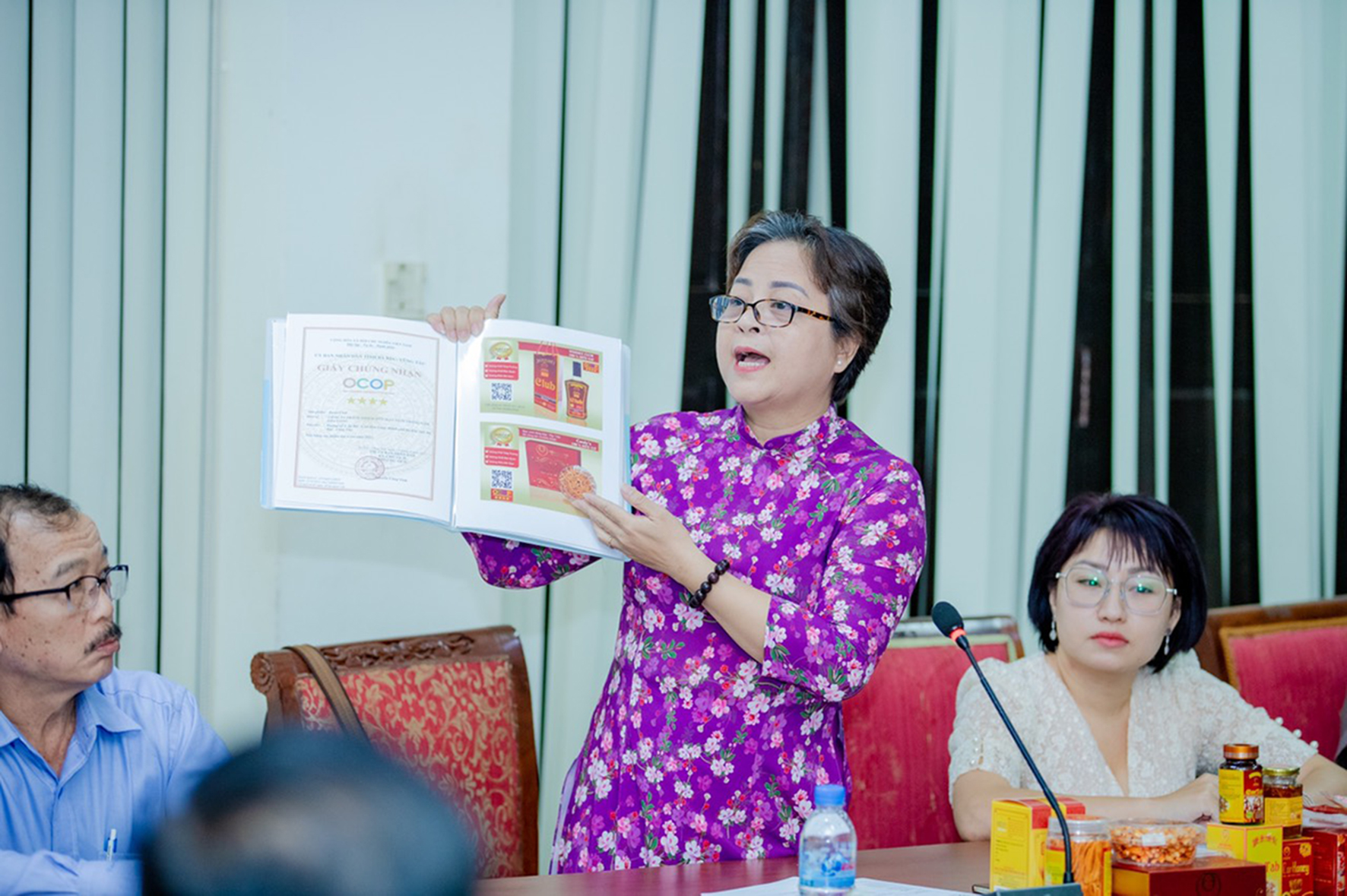  Bà Cao Thị Hồng Vân, Giám đốc Công ty TNHH Nấm Hòa Long giới thiệu sản phẩm nấm đông trùng hạ thảo.