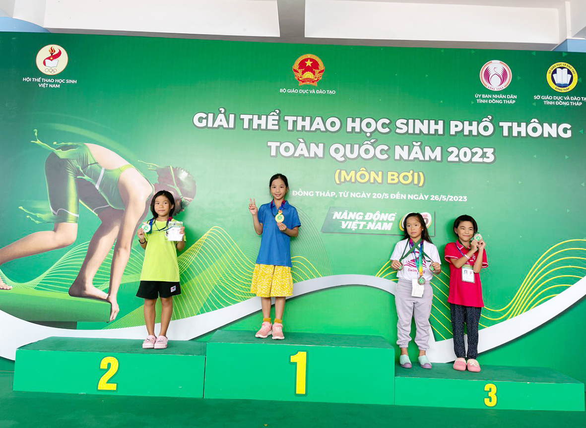 Em Trần Mộc Nghi, Trường TH Hạ Long nhận huy chương Bạc nội dung bơi ếch cự ly 100m.