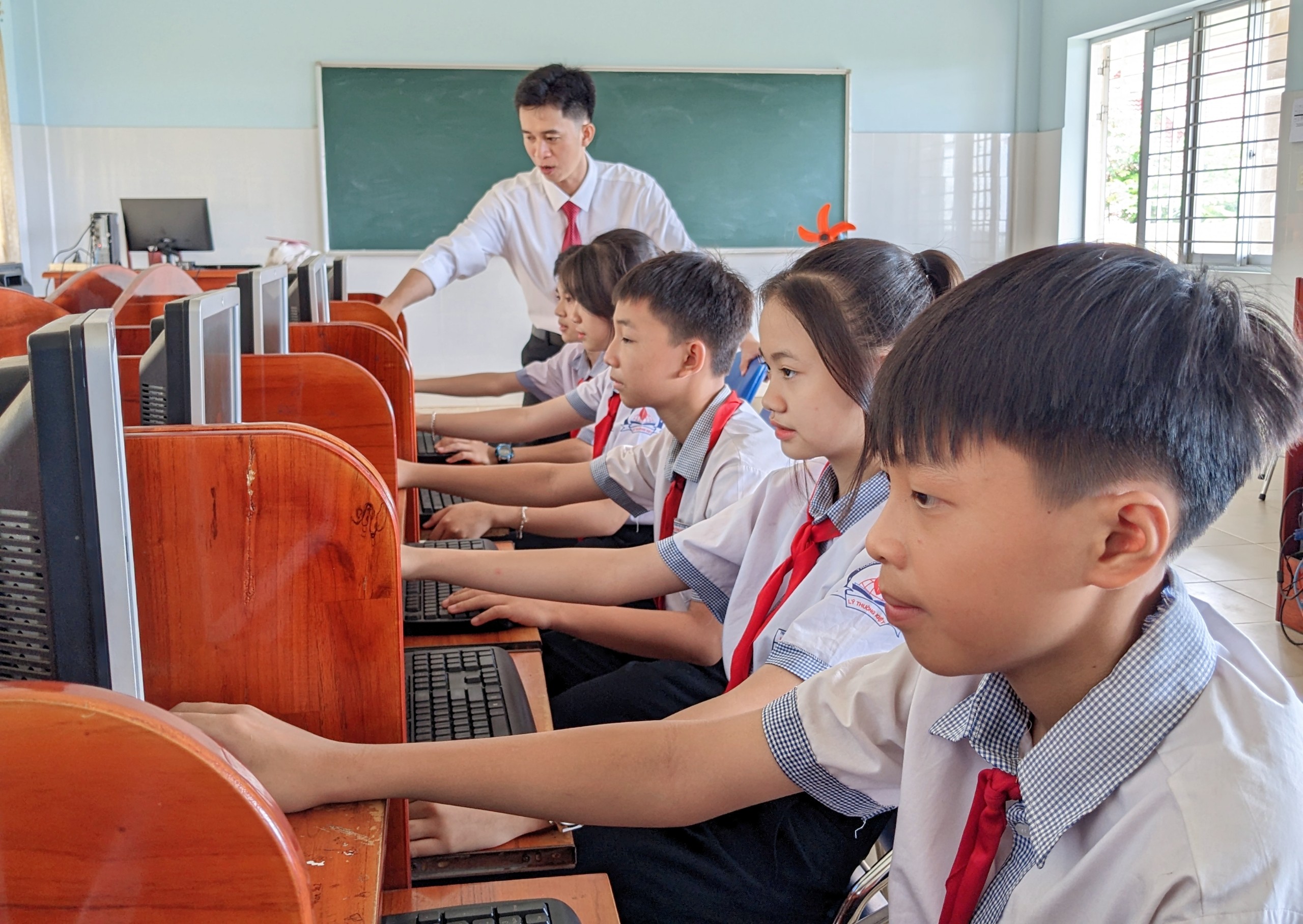 Trường THCS Lý Thường Kiệt có sơ sở vật chất, trang thiết bị khang trang, hiện đại.