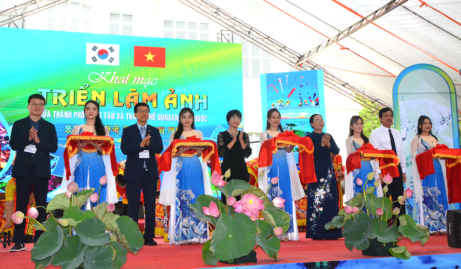 Lãnh đạo Sở Du lịch Bà Rịa-Vũng Tàu, lãnh đạo TP.Vũng Tàu và TP.Gunsan cắt băng khai mạc triển lãm ảnh.