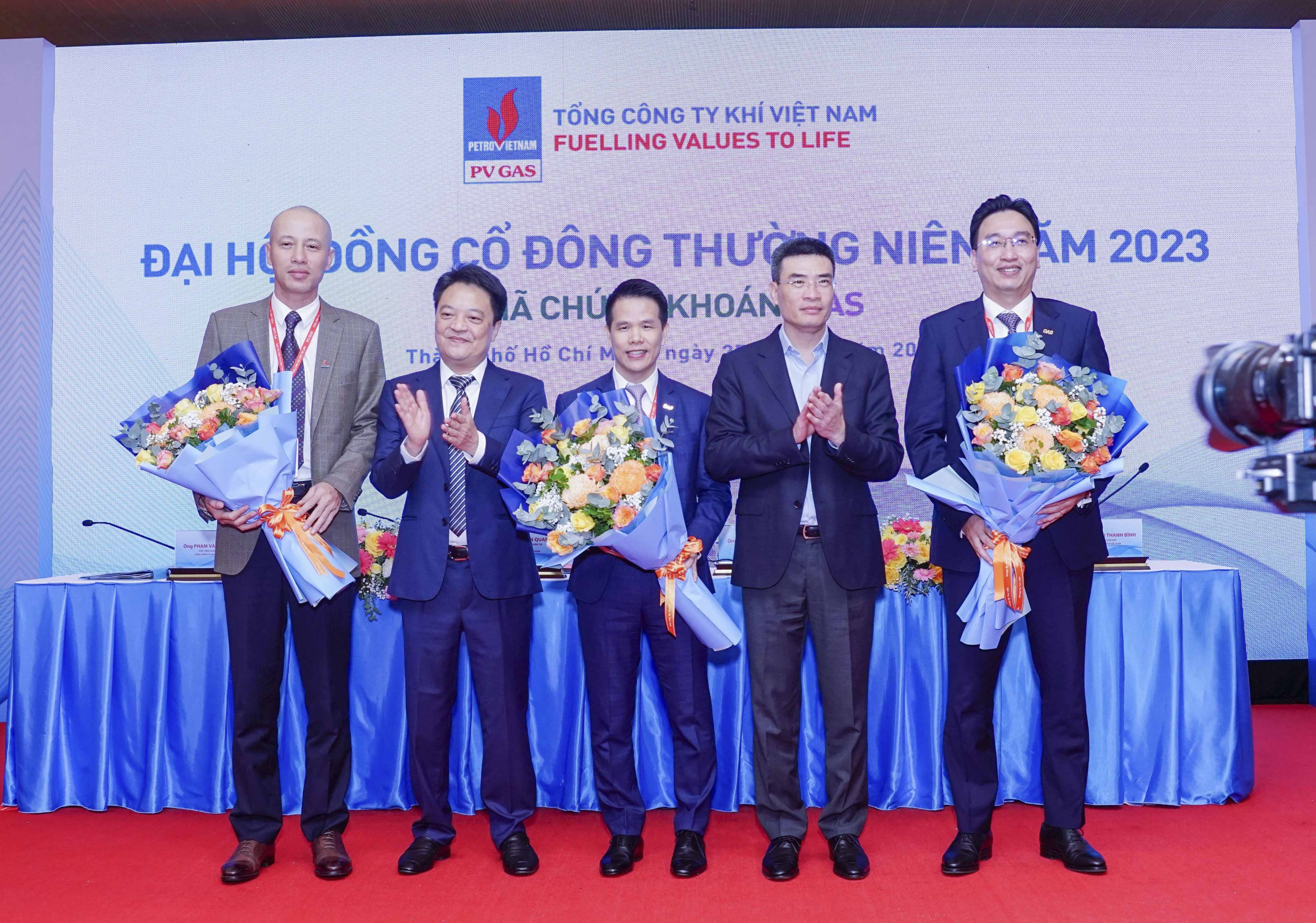 Lãnh đạo Tập đoàn và ĐHĐCĐ PV GAS tặng hoa chúc mừng ông Nguyễn Thanh Bình (ngoài cùng, bìa trái) và ông Phạm Văn Phong (đứng giữa) nhận nhiệm vụ mới.