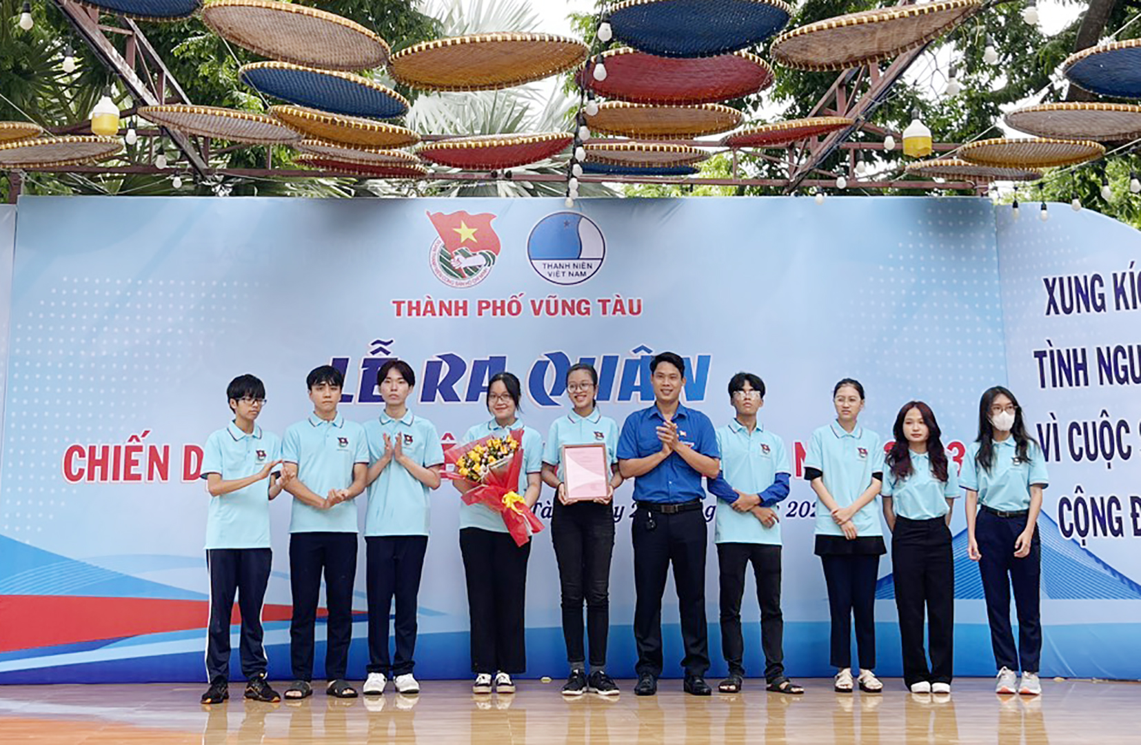 Anh Đồng Thanh Tùng, Phó Bí thư Thành Đoàn Vũng Tàu trao Quyết định thành lập đến Ban Chủ nhiệm CLB tiếng Anh.