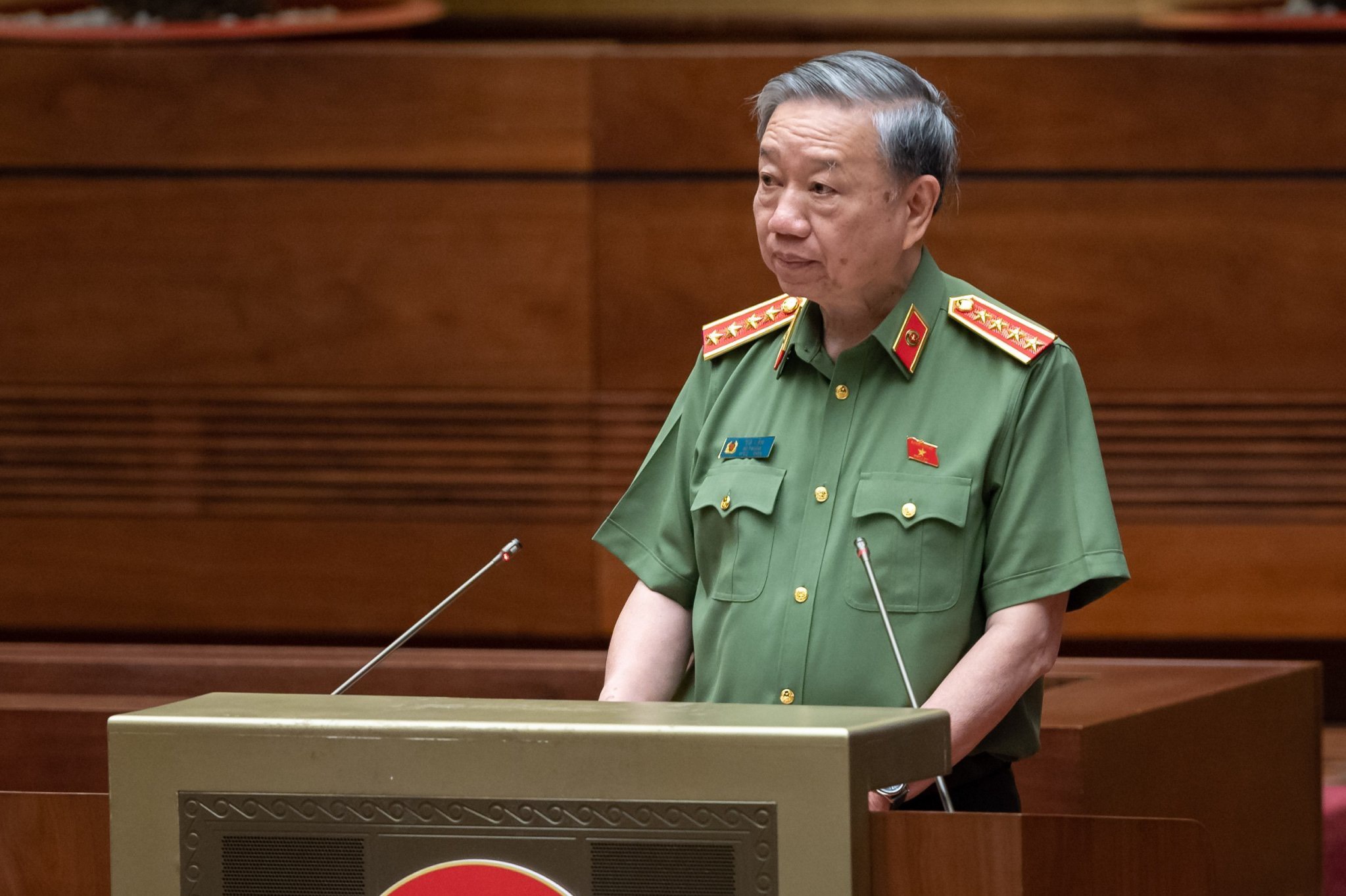 Bộ trưởng Bộ Công an Tô Lâm, thừa ủy quyền của Thủ tướng Chính phủ trình bày Tờ trình về dự án Luật sửa đổi, bổ sung một số điều của Luật Công an nhân dân và Tờ trình về dự án Luật sửa đổi, bổ sung một số điều của Luật Xuất cảnh, nhập cảnh của công dân Việt Nam và Luật Nhập cảnh, xuất cảnh, quá cảnh, cư trú của người nước ngoài tại Việt Nam