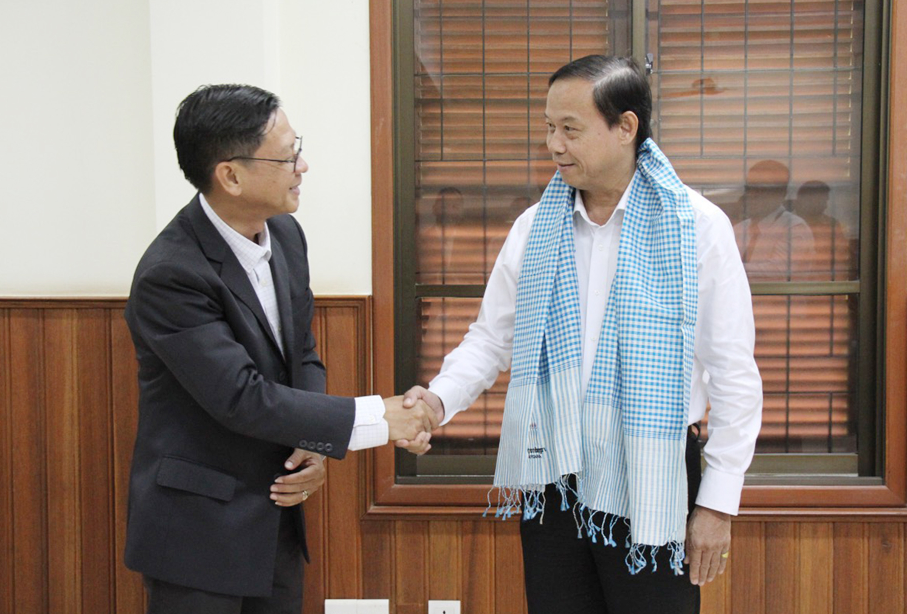 Ông Hang Peu, Chủ tịch Ban Quản lý quần thể di tích Angkor trao chiếc khăn dệt truyền thống cho ông Nguyễn Văn Thọ, Phó Bí thư Tỉnh ủy, Chủ tịch UBND tỉnh Bà Rịa-Vũng Tàu.