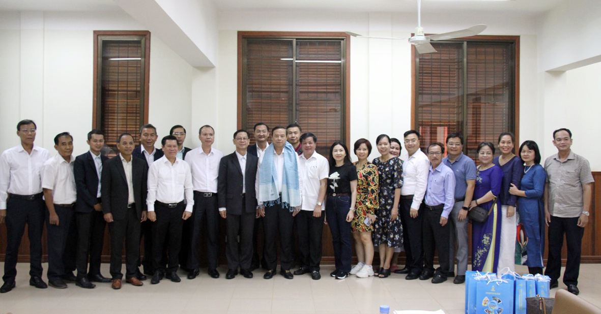 Đoàn Công tác tỉnh Bà Rịa - Vũng Tàu chụp hình lưu niệm cùng Ban Quản lý quần thể di tích Angkor.
