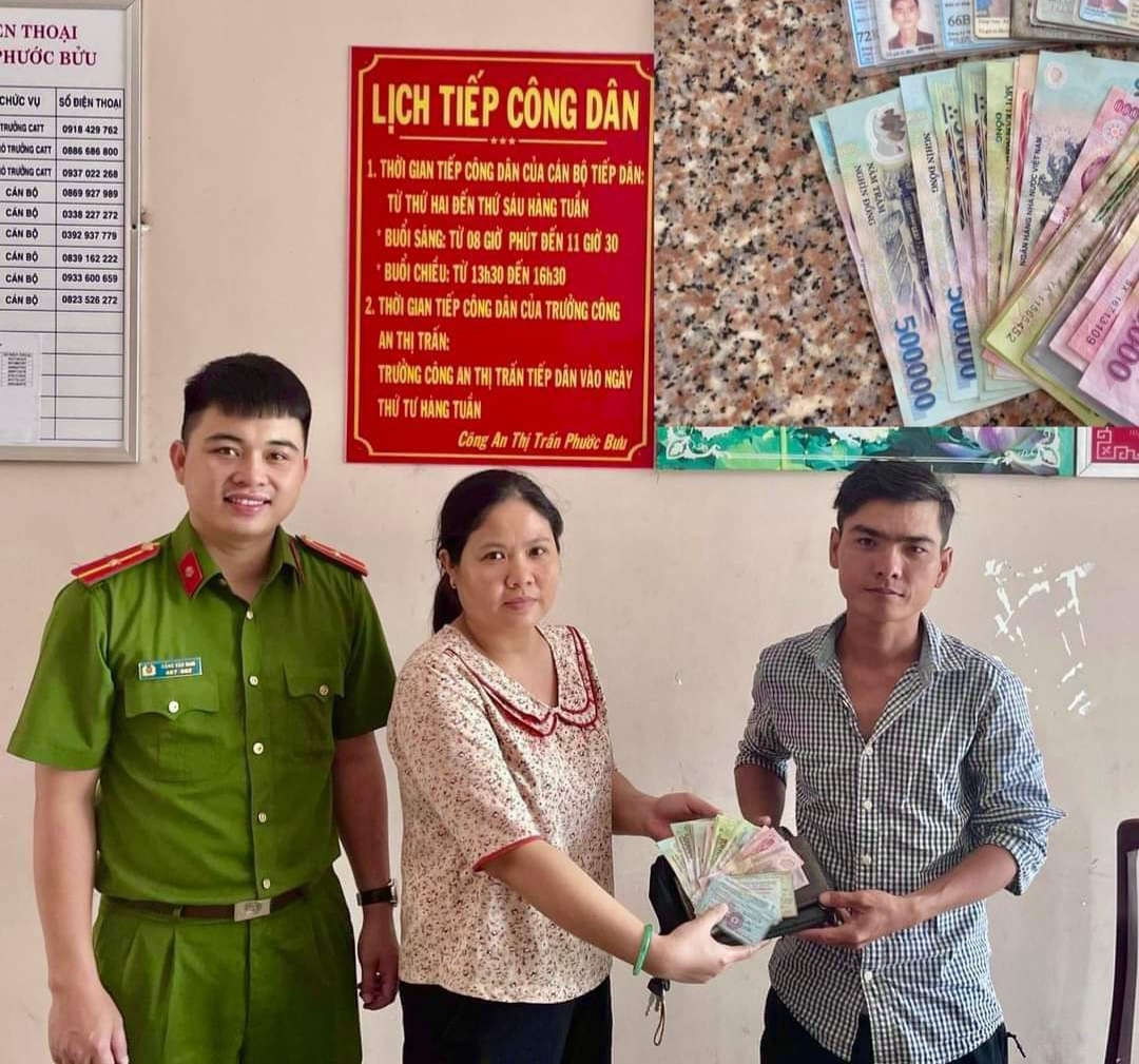 Công an TT.Phước Bửu và chị Vân trao trả lại tài sản cho người đánh rơi