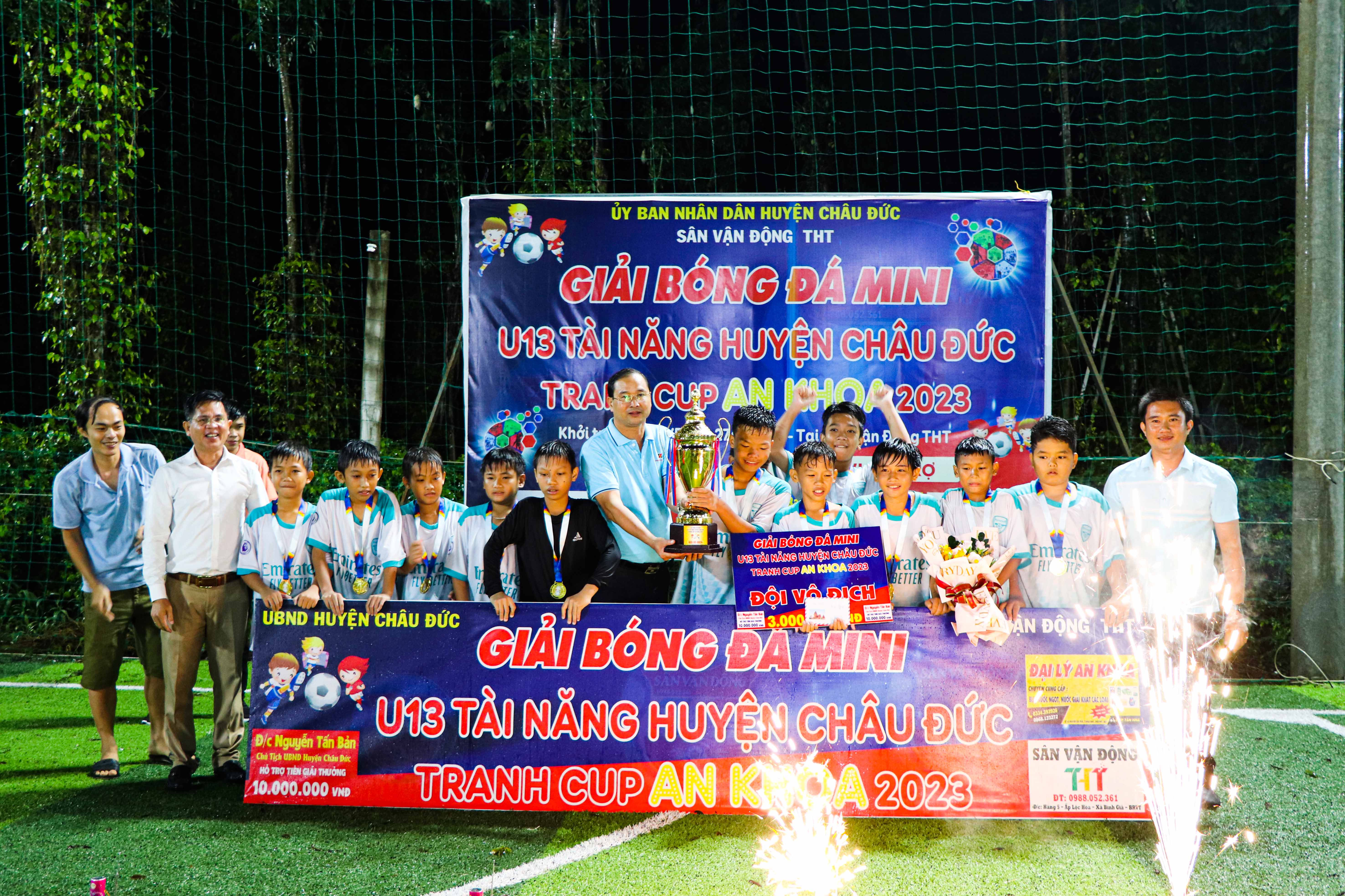 Chủ tịch UBND huyện Châu Đức Nguyễn Tấn Bản trao Cúp vô địch cho đội Trẻ 2011 FC.
