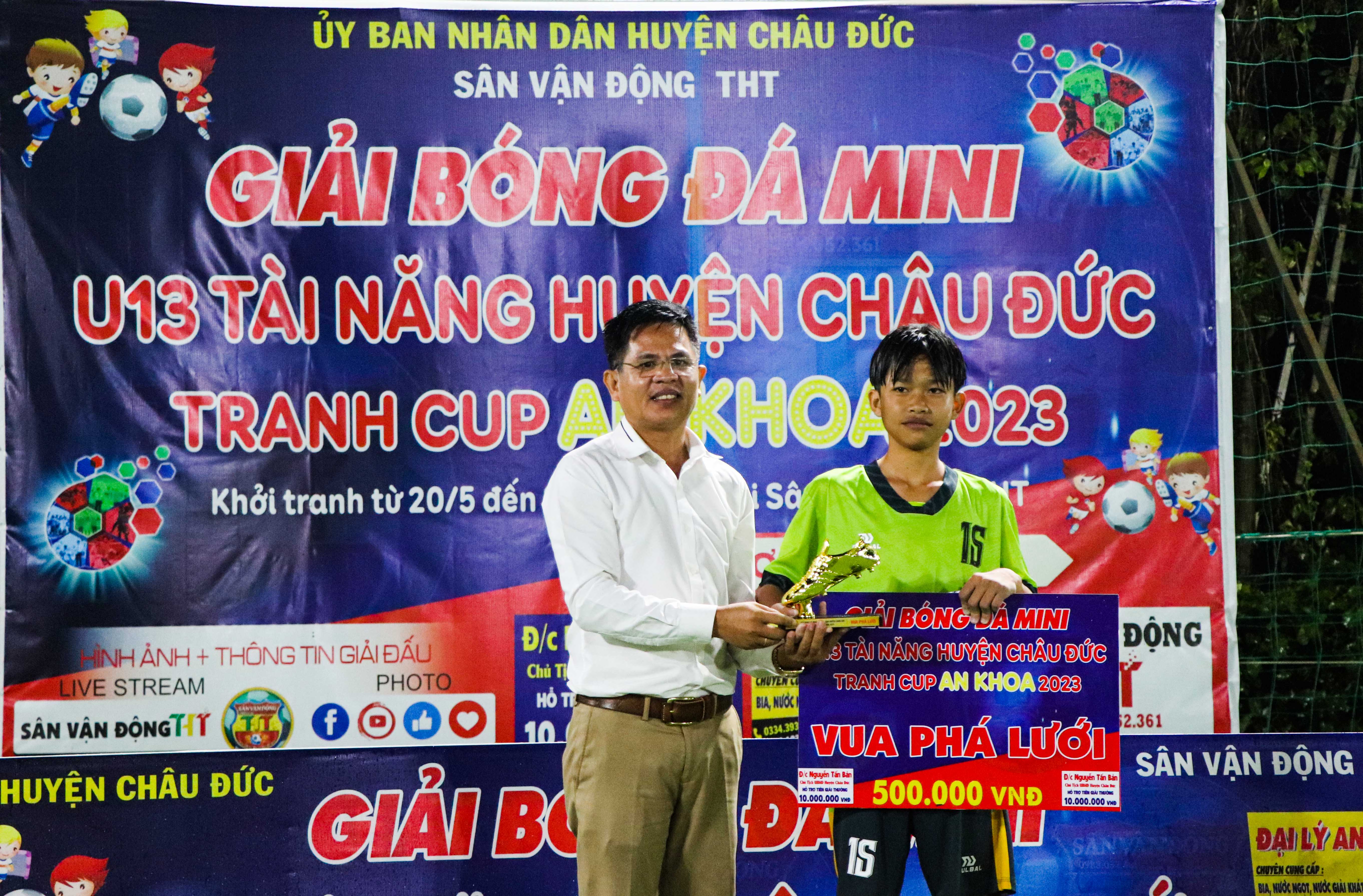 Ông Cao Hoàng Vũ, Phó trưởng Phòng VHTT huyện Châu Đức trao giải “Vua phá lưới” cho cầu thủ xuất sắc nhất.