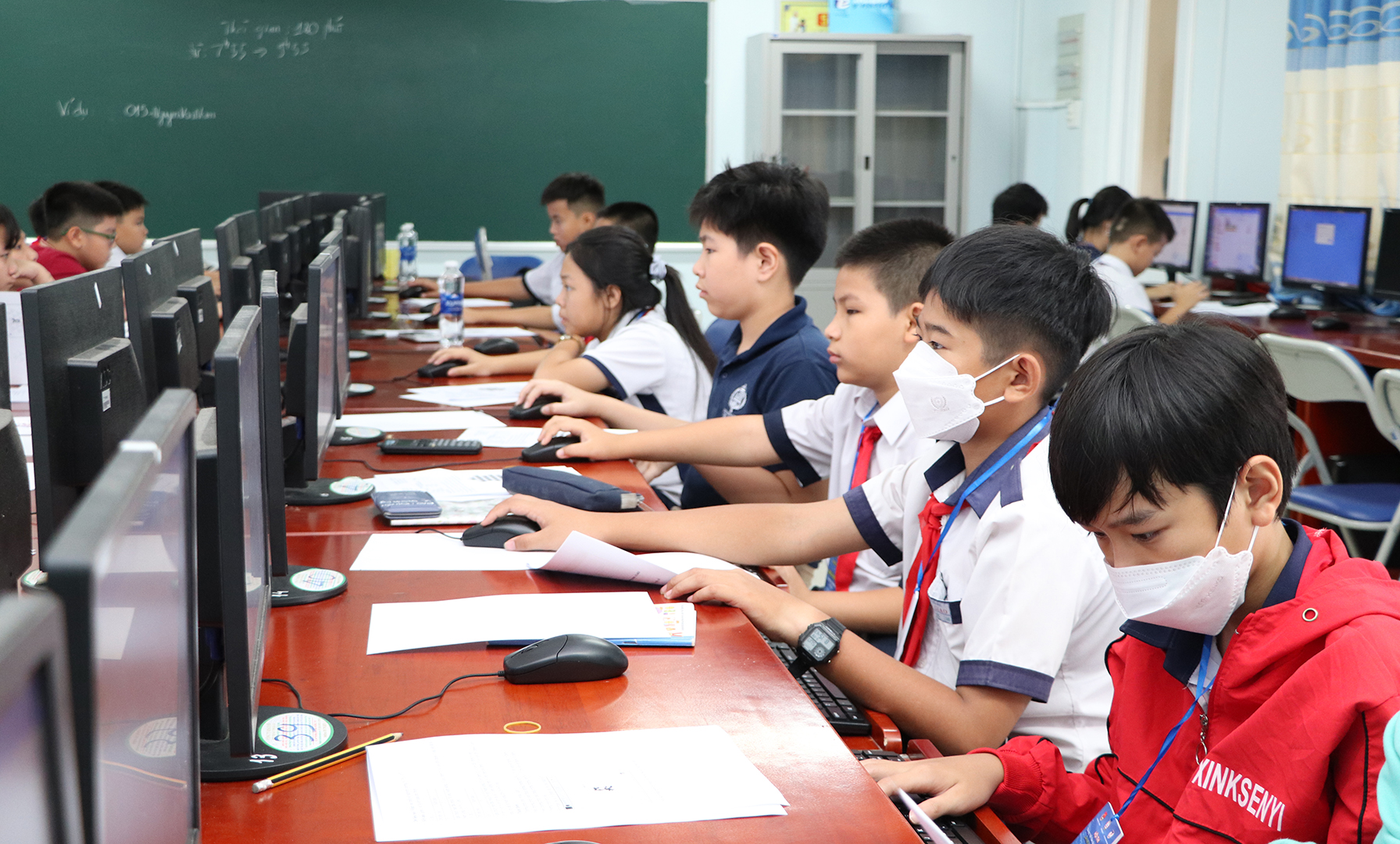 Các thí sinh tại bảng A trong phần thi của mình.