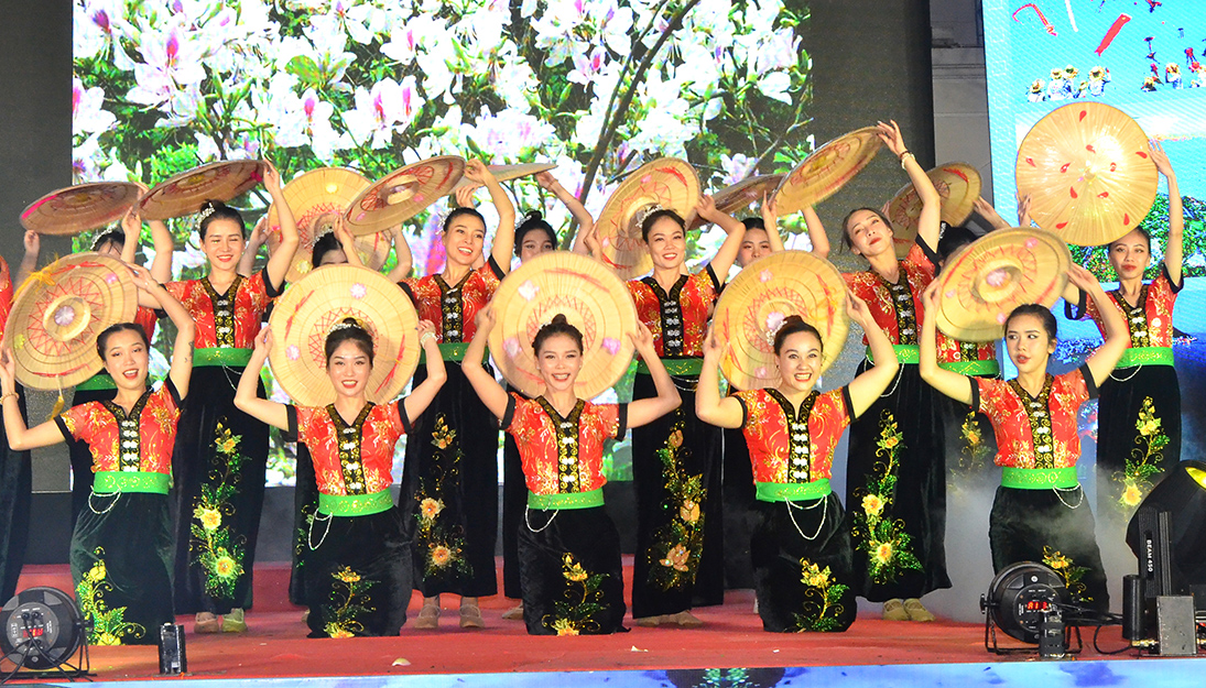 Đoàn nghệ thuật TP.Vũng Tàu biểu diễn điệu múa dân tộc Thái với ca khúc Xuân về bản em.
