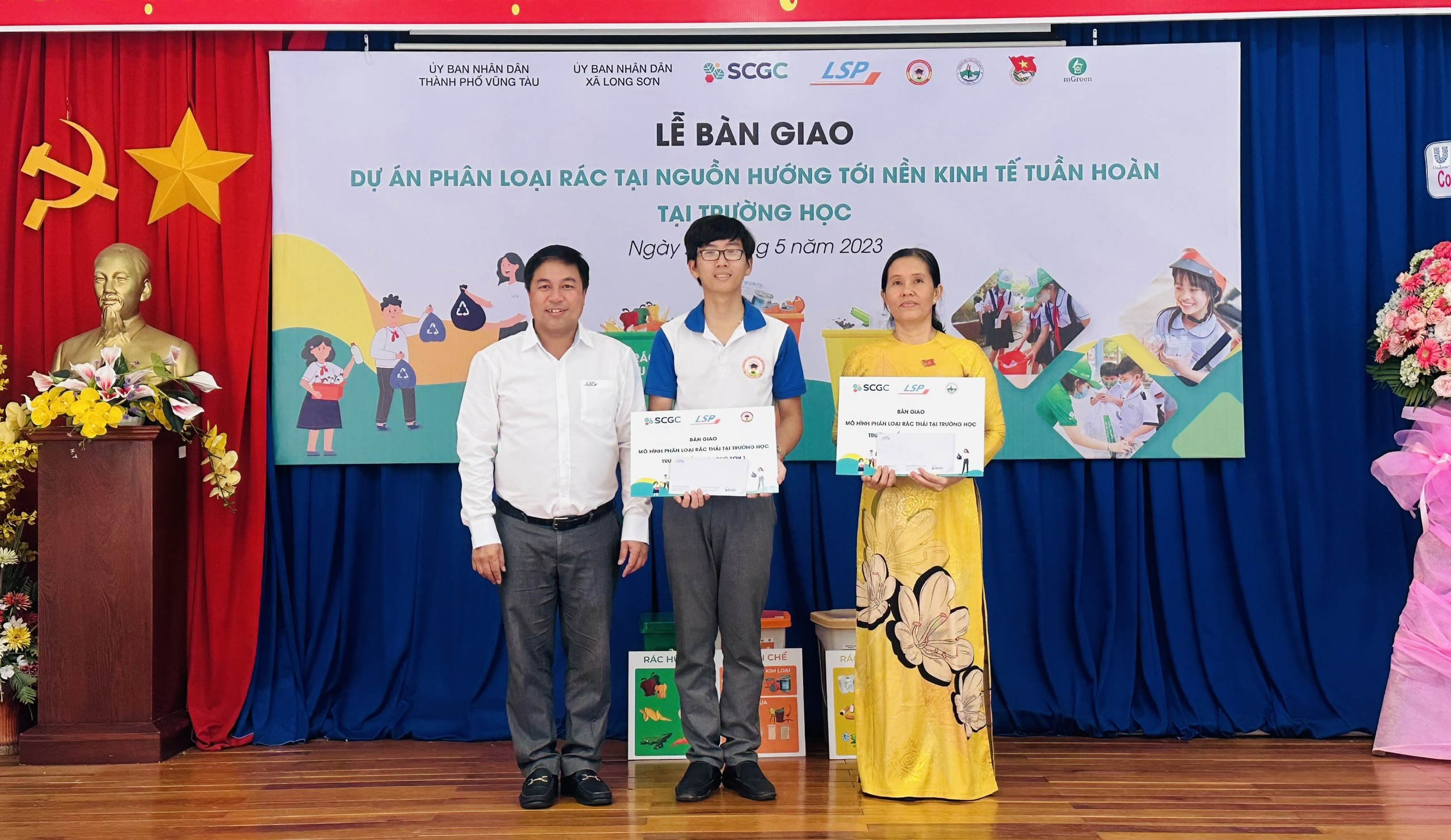 Ông Noppon Summaprasit, Giám đốc chuẩn bị chạy thử phân xưởng hạ nguồn LSP bàn giao mô hình 