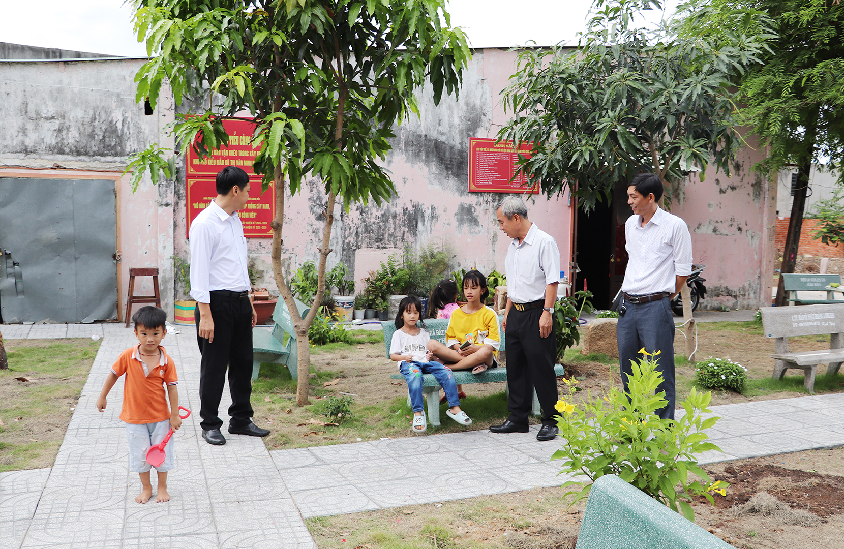 Bãi rác tại khu phố Hải Lộc đã trở thành tiểu công viên sạch đẹp, là nơi người dân, trẻ nhỏ vui chơi vào các buổi chiều.