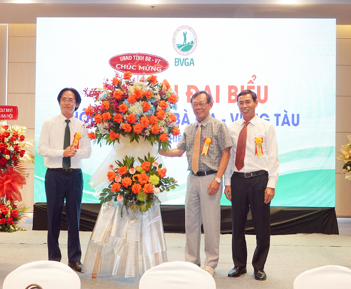Ông Huỳnh Đức Dũng, Phó Giám đốc Sở VH-TT tặng lẵng hoa của UBND tỉnh chúc mừng Đại hội.