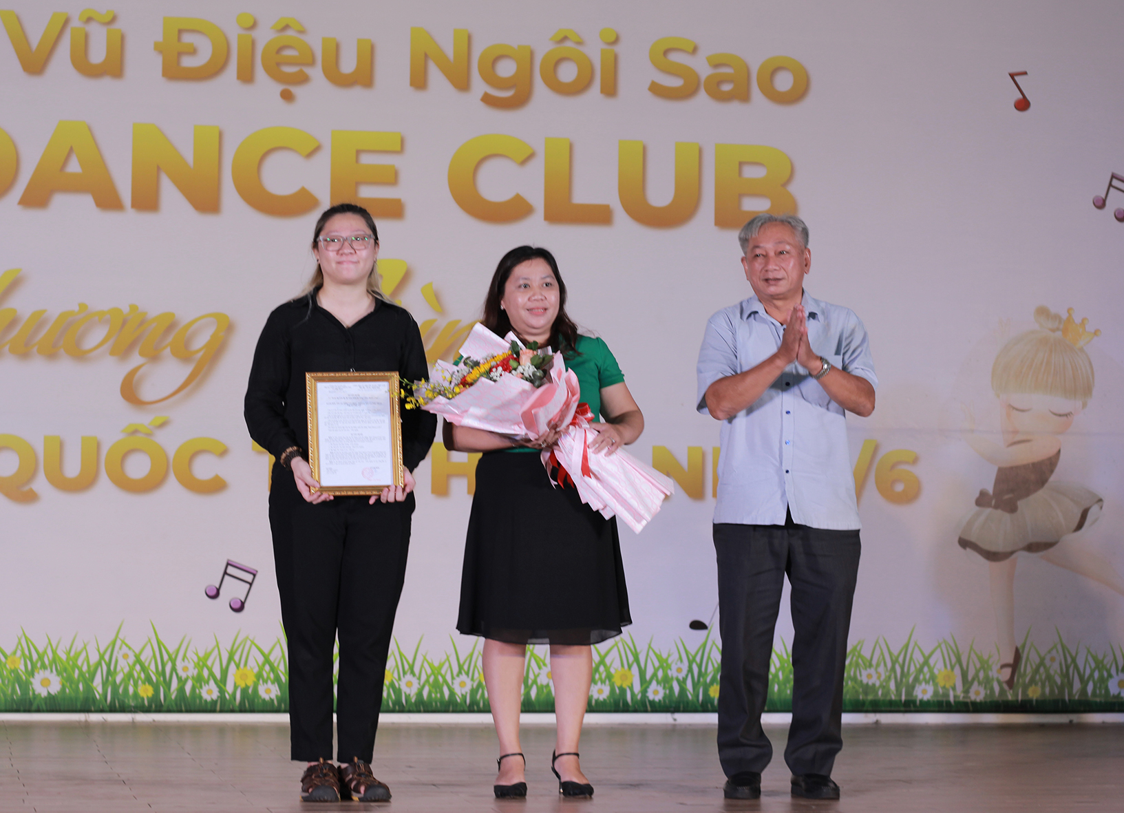 Ông Phạm Chí Dũng, Giám đốc Trung tâm Văn hóa Thông tin và Thể thao TX.Phú Mỹ trao quyết định thành lập cho đại diện CLB nhảy, múa đa năng Star Dance