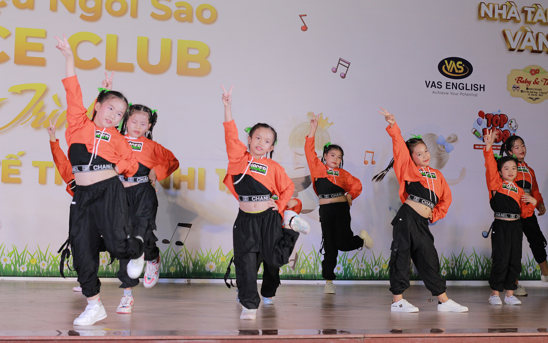 Một tiết mục nhảy hiện đại do CLB nhảy, múa đa năng Star Dance biểu diễn mừng Ngày Quốc tế thiếu nhi 1/6 