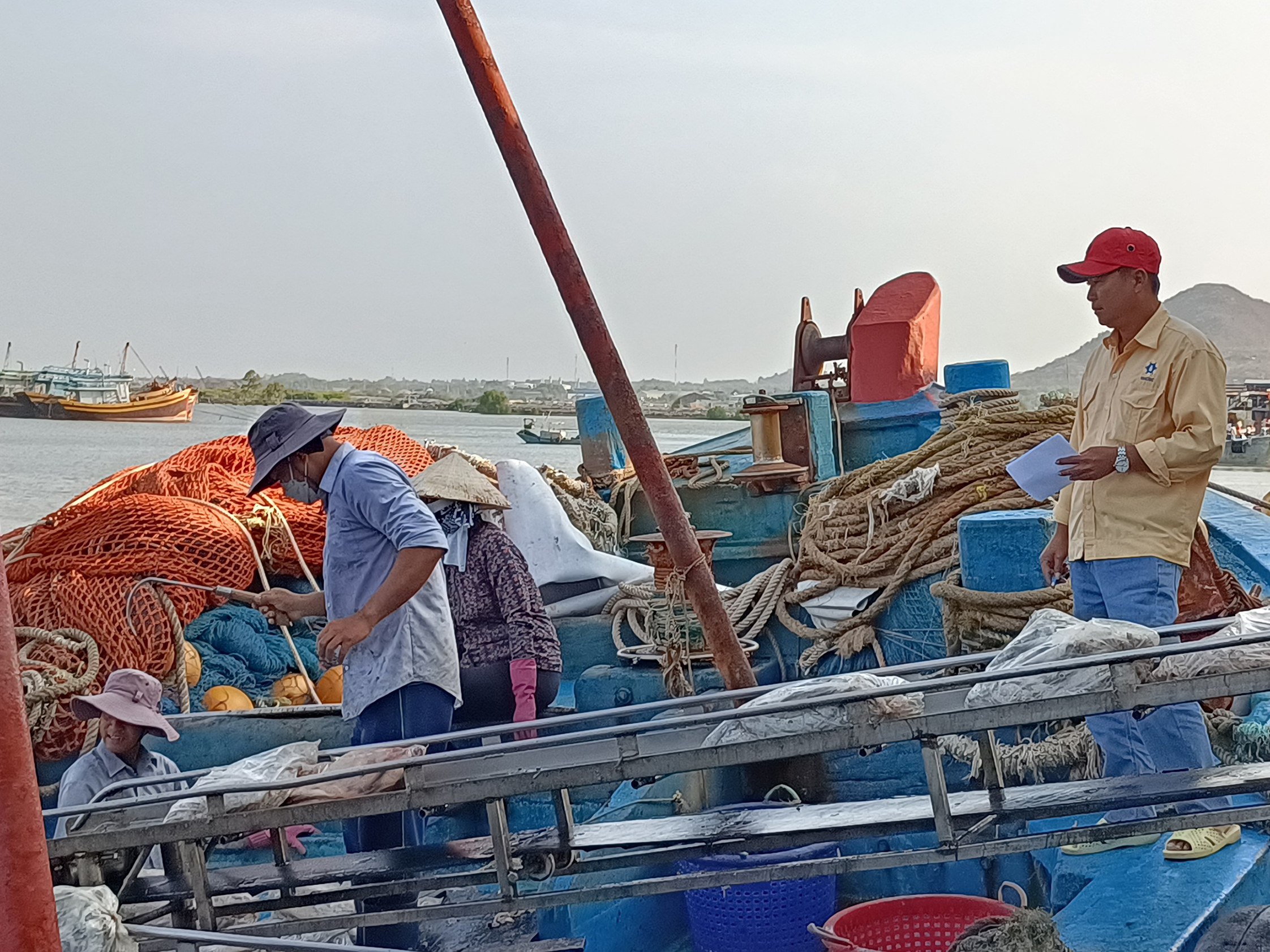 Nhân viên VPĐD nghề cá Cảng Hưng Thái (xã Phước Hưng, huyện Long Điền) kiểm tra, đối chiếu số lượng hải sản theo nhật ký khai thác của tàu cá vừa cập bến.