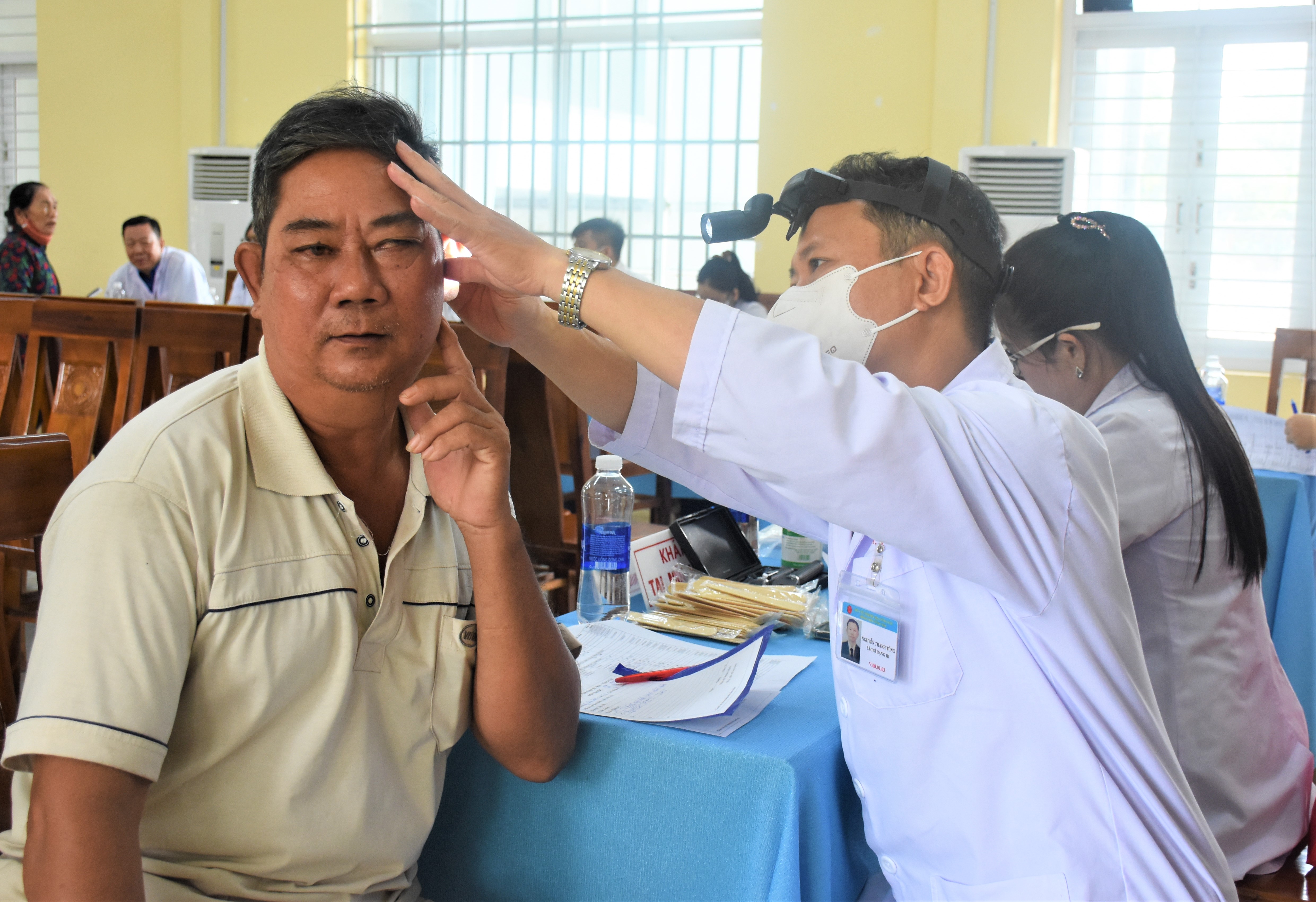 Ông Nguyễn Vân Sơn (xã Bình Trung) được bác sĩ khám tổng quát tại ngày hội.