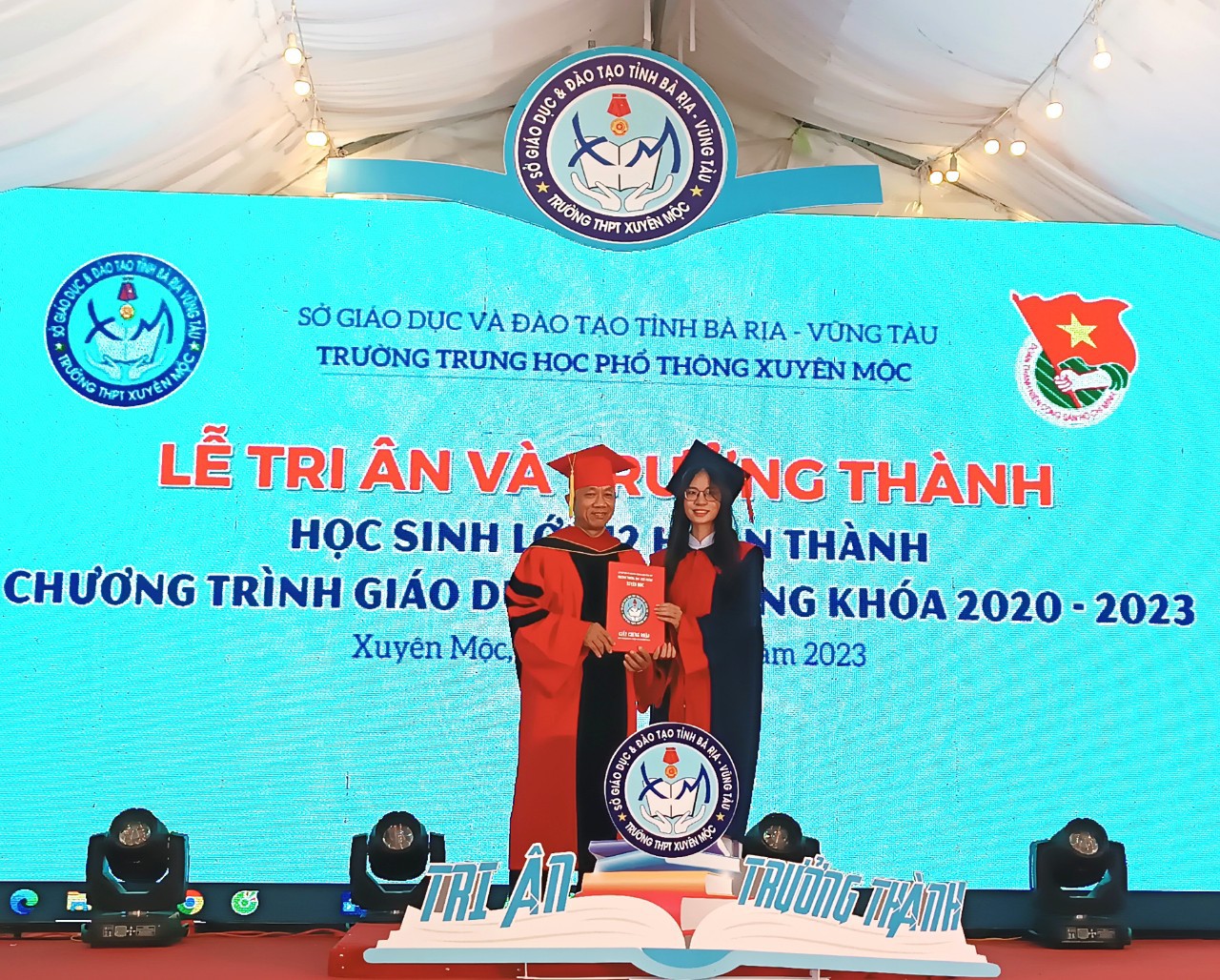 Thầy Hiệu trưởng Võ Thanh Minh trao Giấy chứng nhận hoàn thành chương trình Giáo dục phổ thông cho HS lớp 12.