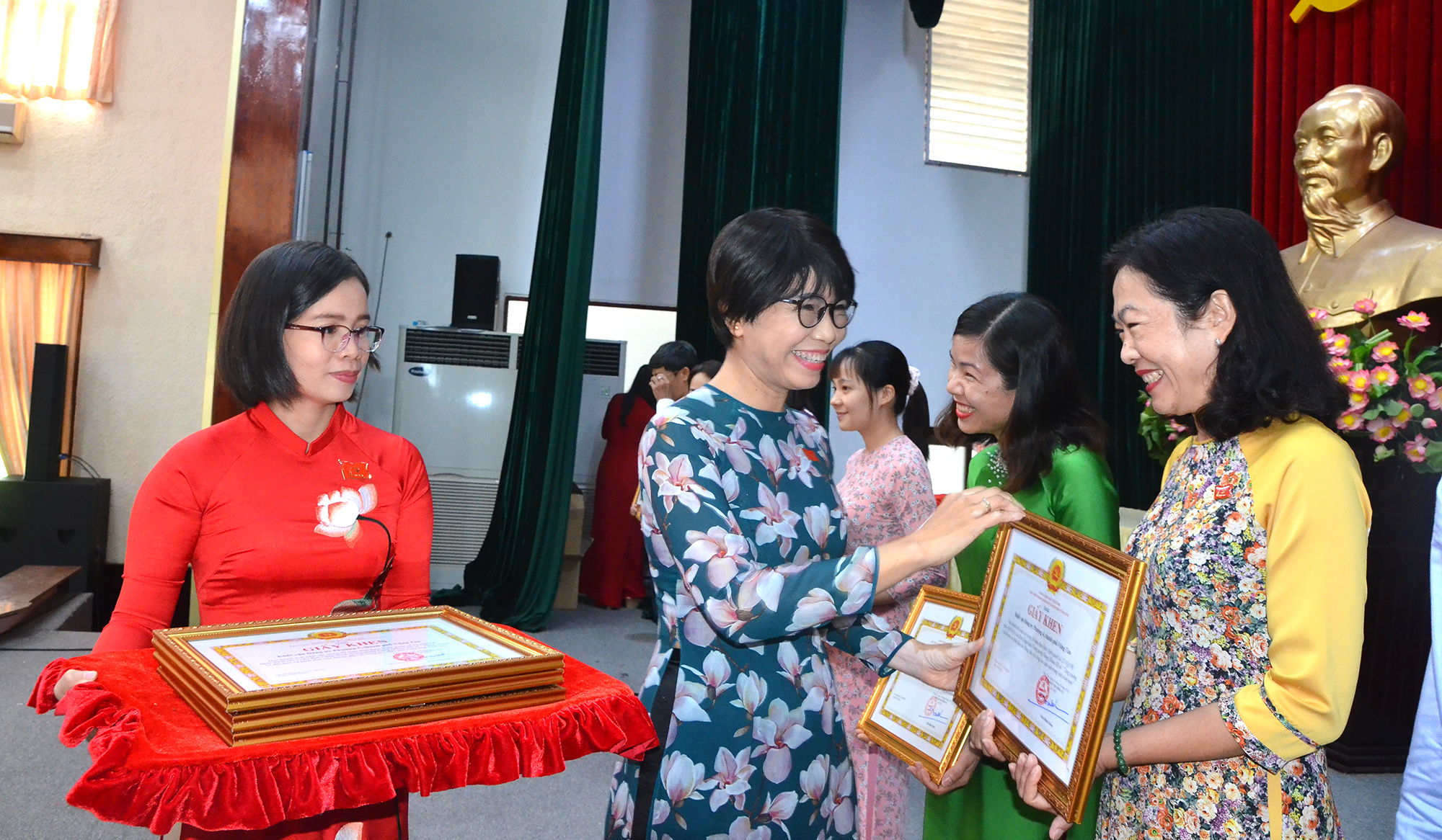 Bà Lê Thị Thanh Bình, Phó Bí thư Thường trực Thành ủy Vũng Tàu trao Giấy khen cho các tập thể đạt thành tích xuất sắc trong 10 năm thực hiện Nghị quyết 25-NQ/TW.
