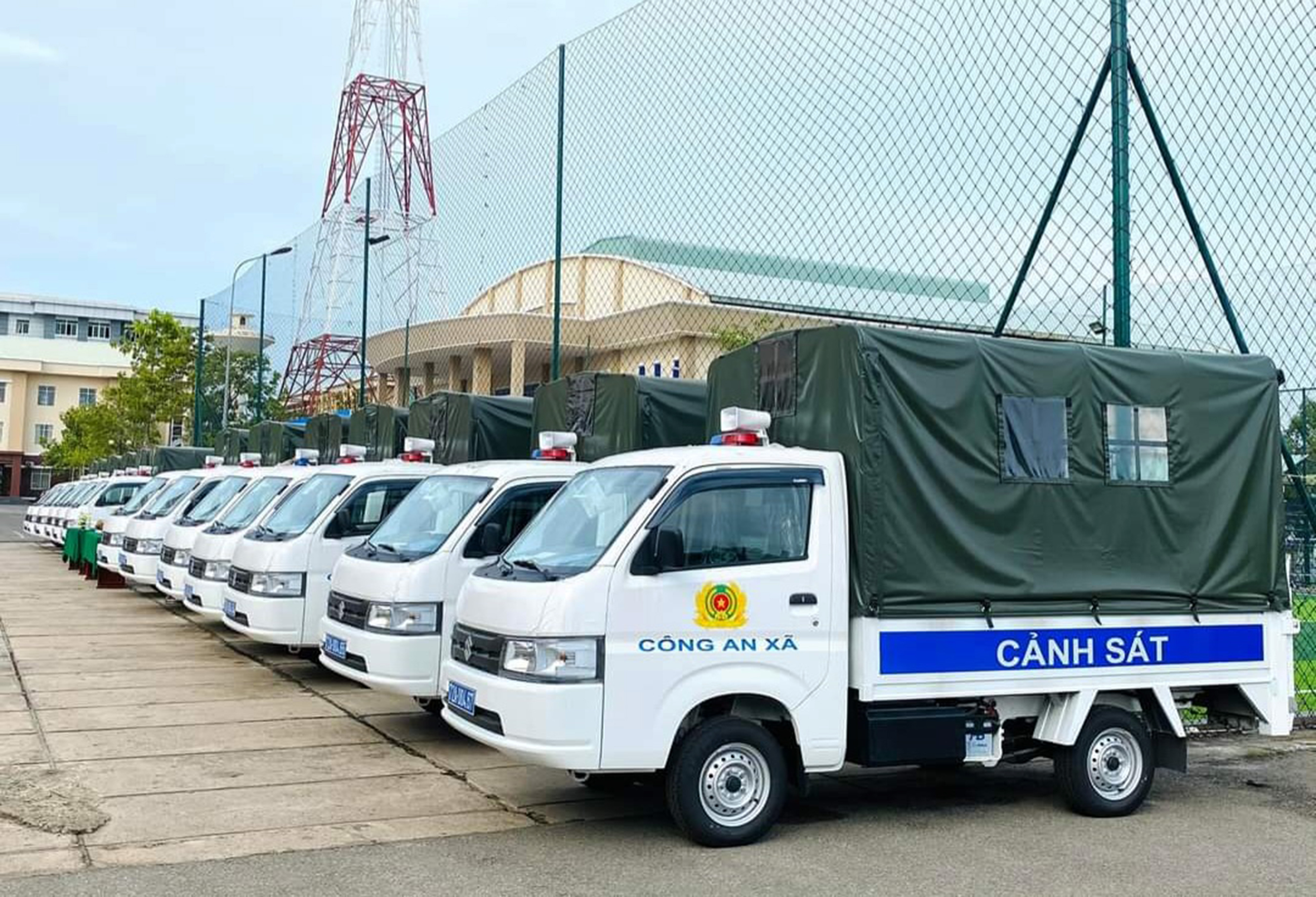 Các xe chuyên dụng bàn giao cho công an xã, thị trấn