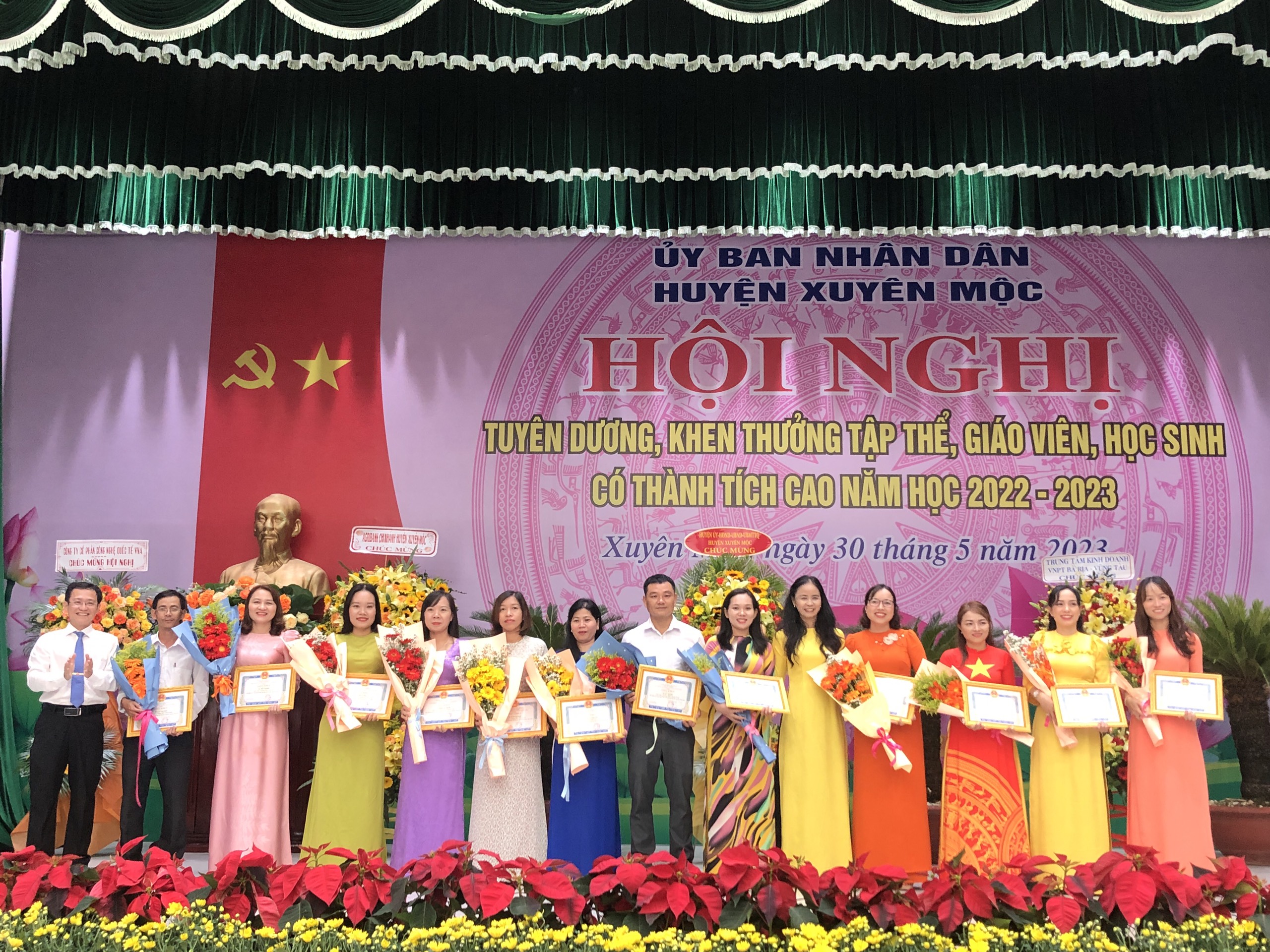 Phòng Giáo dục đạo tạo huyện Xuyên Mộc trao bằng khen cho giáo viên dạy giỏi cấp tỉnh